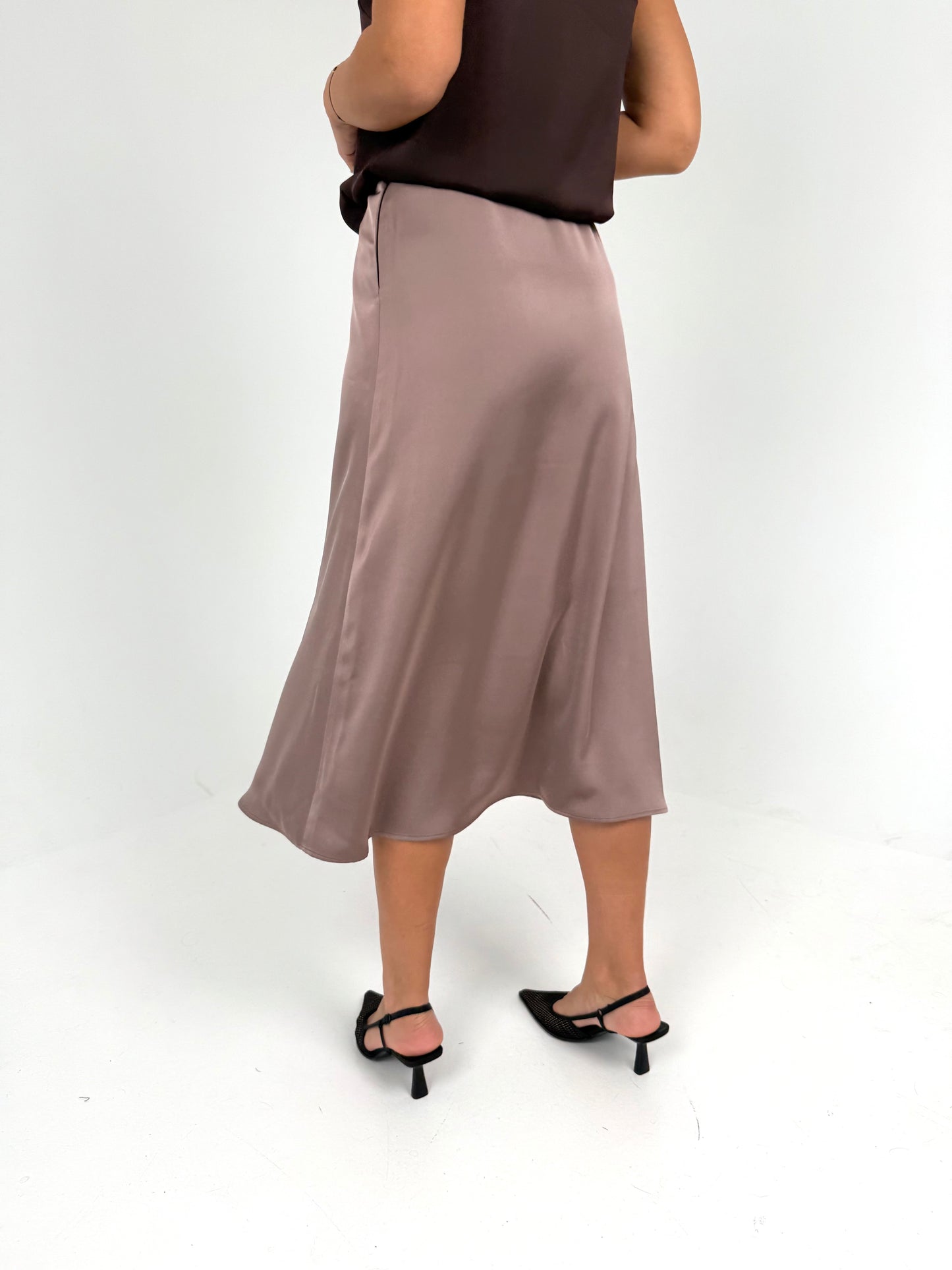 Varpelio formos sijonas. Kapučino