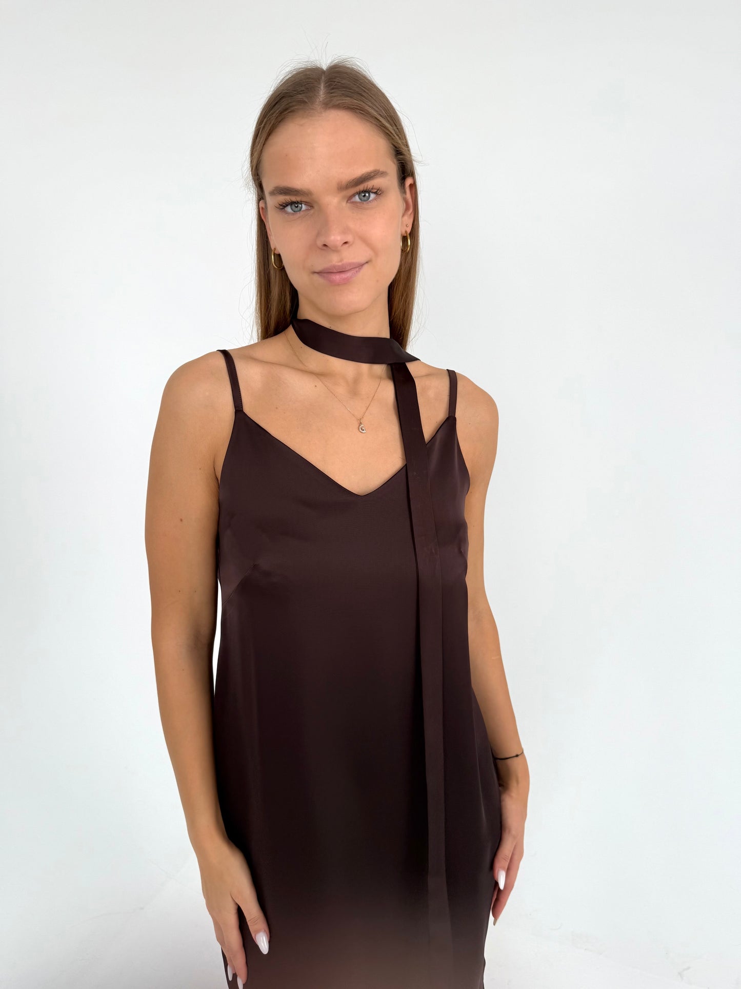 SLIP suknelė ant petnešėlių. Šokoladas