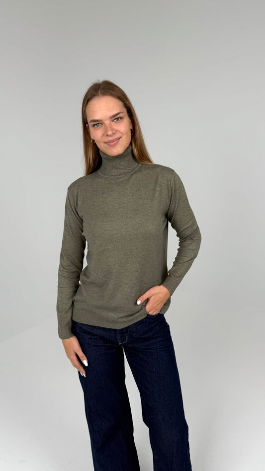 Viskozinis golfas aukštu kaklu. Miško žalia