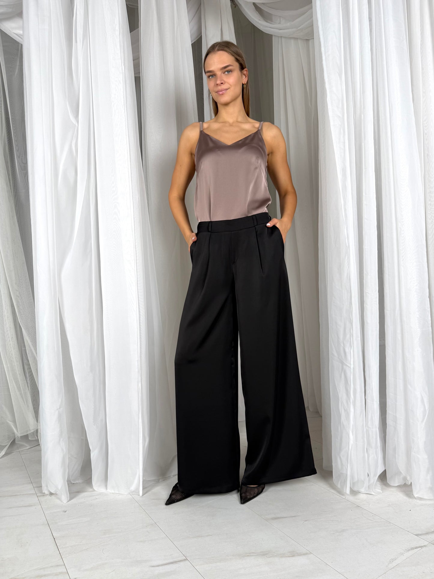 Prabangios satino laisvo kritimo kelnės. MEGA Juodos