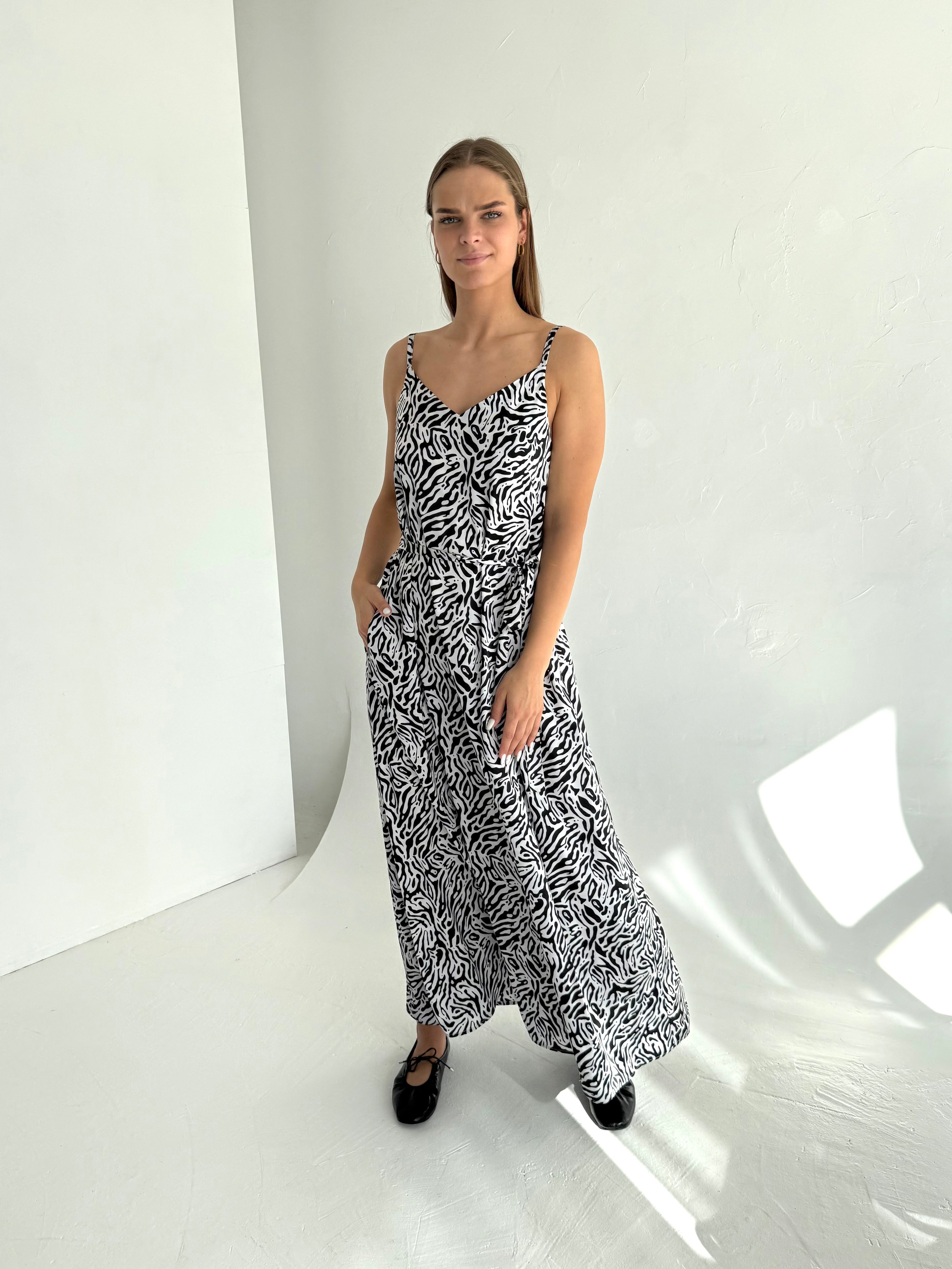 TIESI ILGA SUKNELĖ ANT PETNEŠĖLIŲ. ZEBRAS