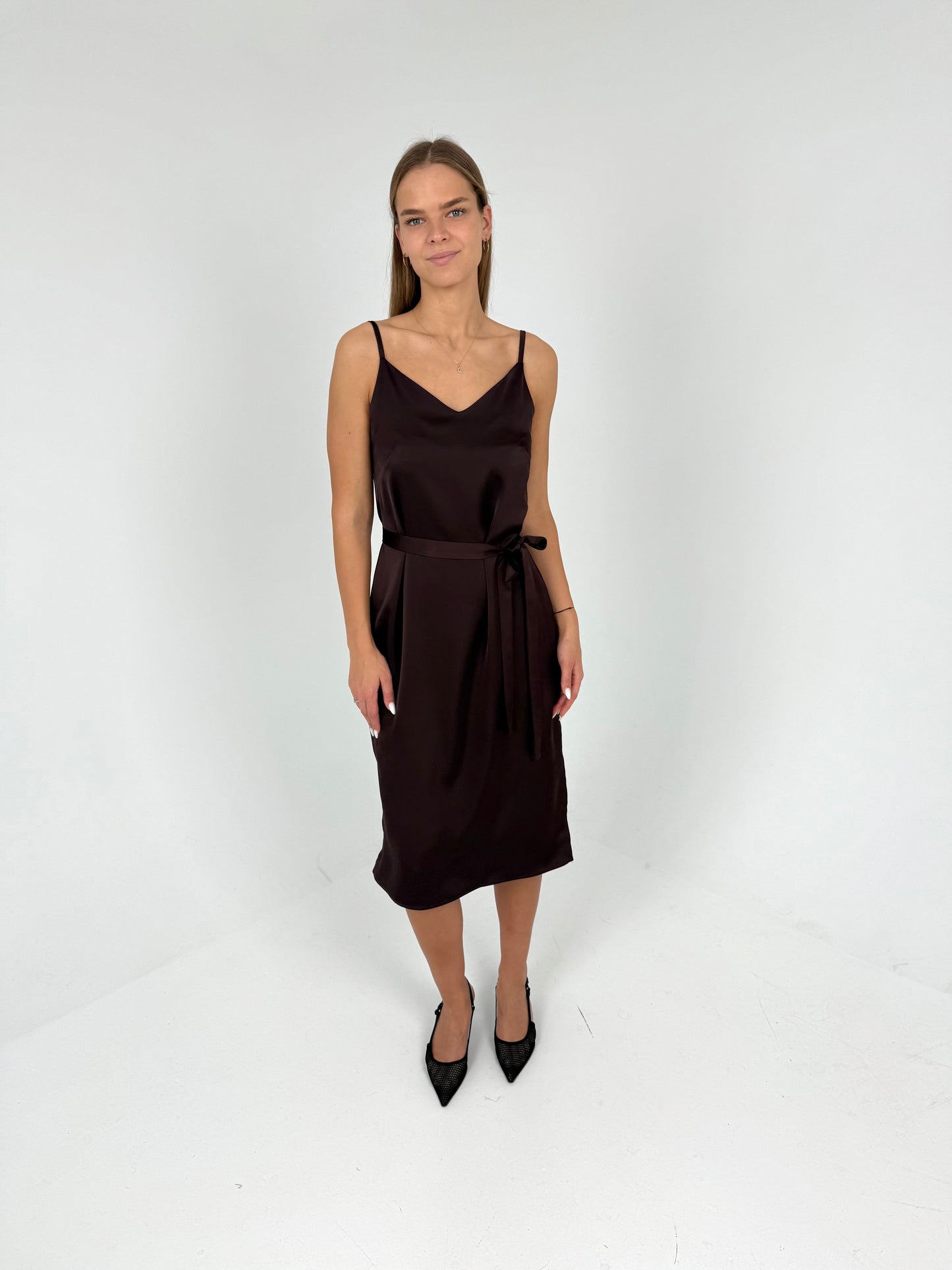 SLIP suknelė ant petnešėlių. Šokoladas