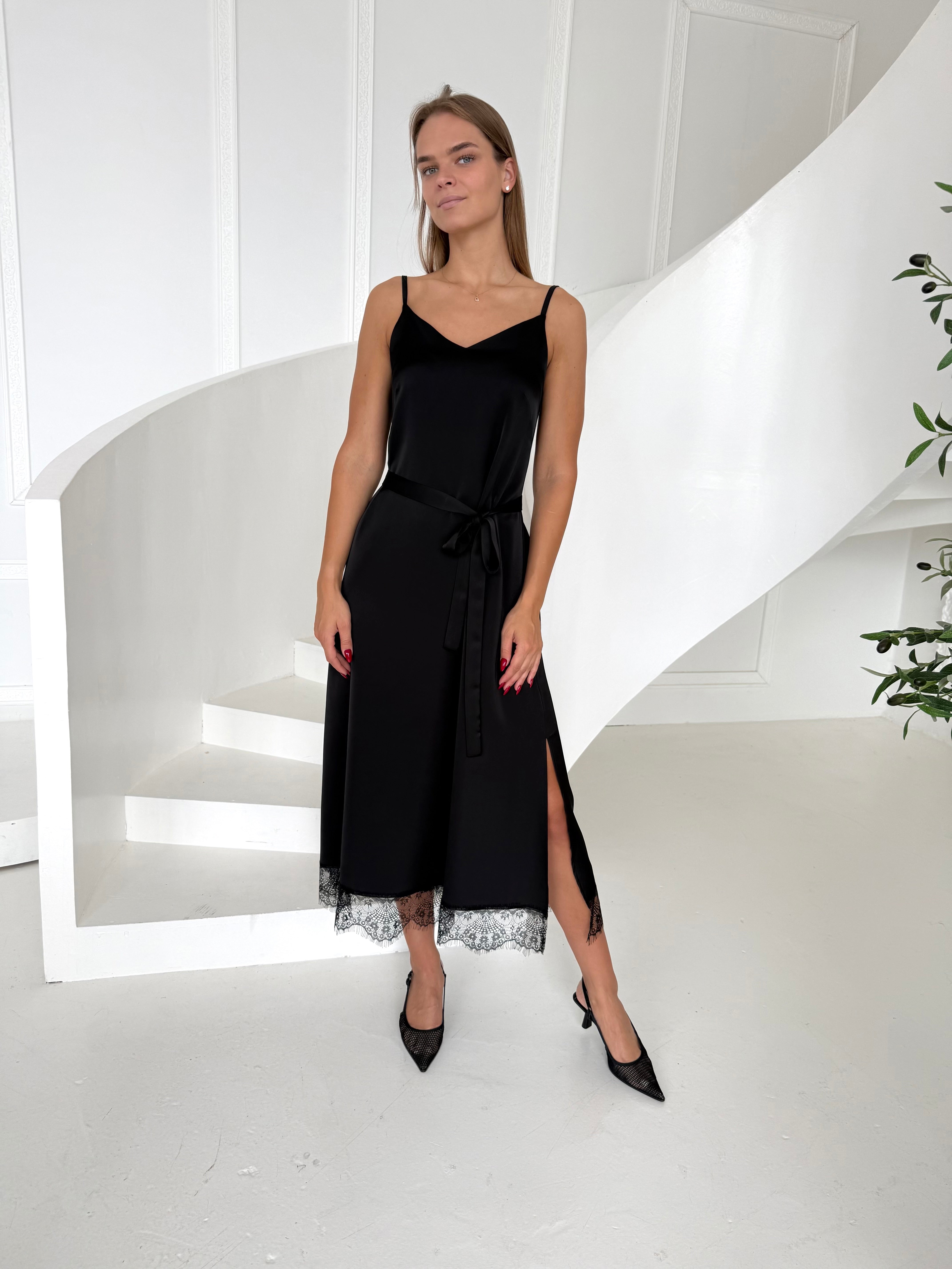 PRABANGI SUKNELĖ "SLIP NEW" SU GIPIŪRU JUODA
