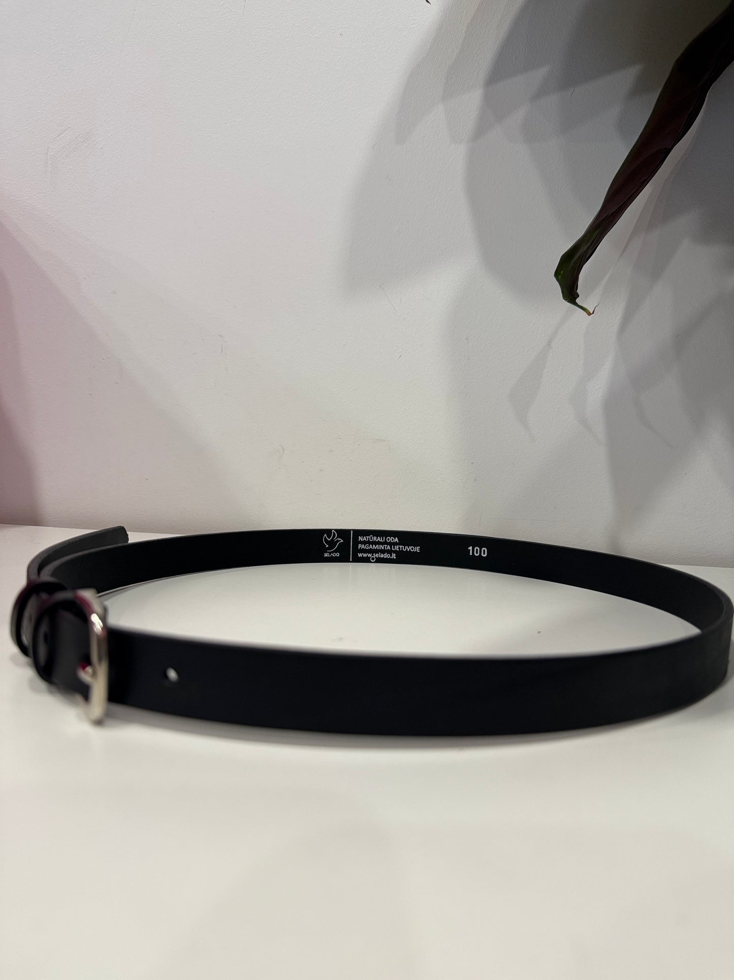 SIAURAS natūralios odos juodas klasikinis diržas. Sidabras