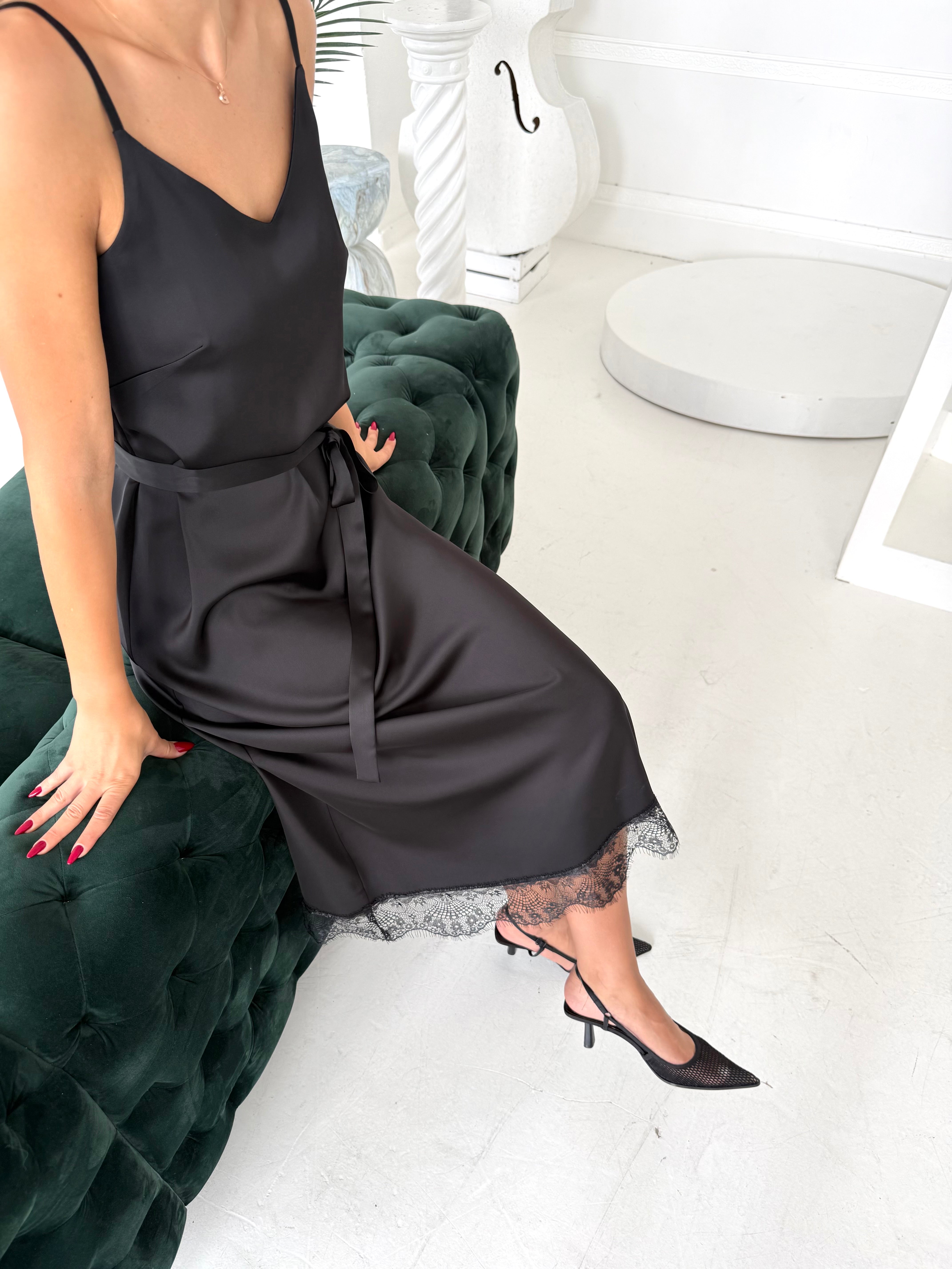 PRABANGI SUKNELĖ "SLIP NEW" SU GIPIŪRU JUODA