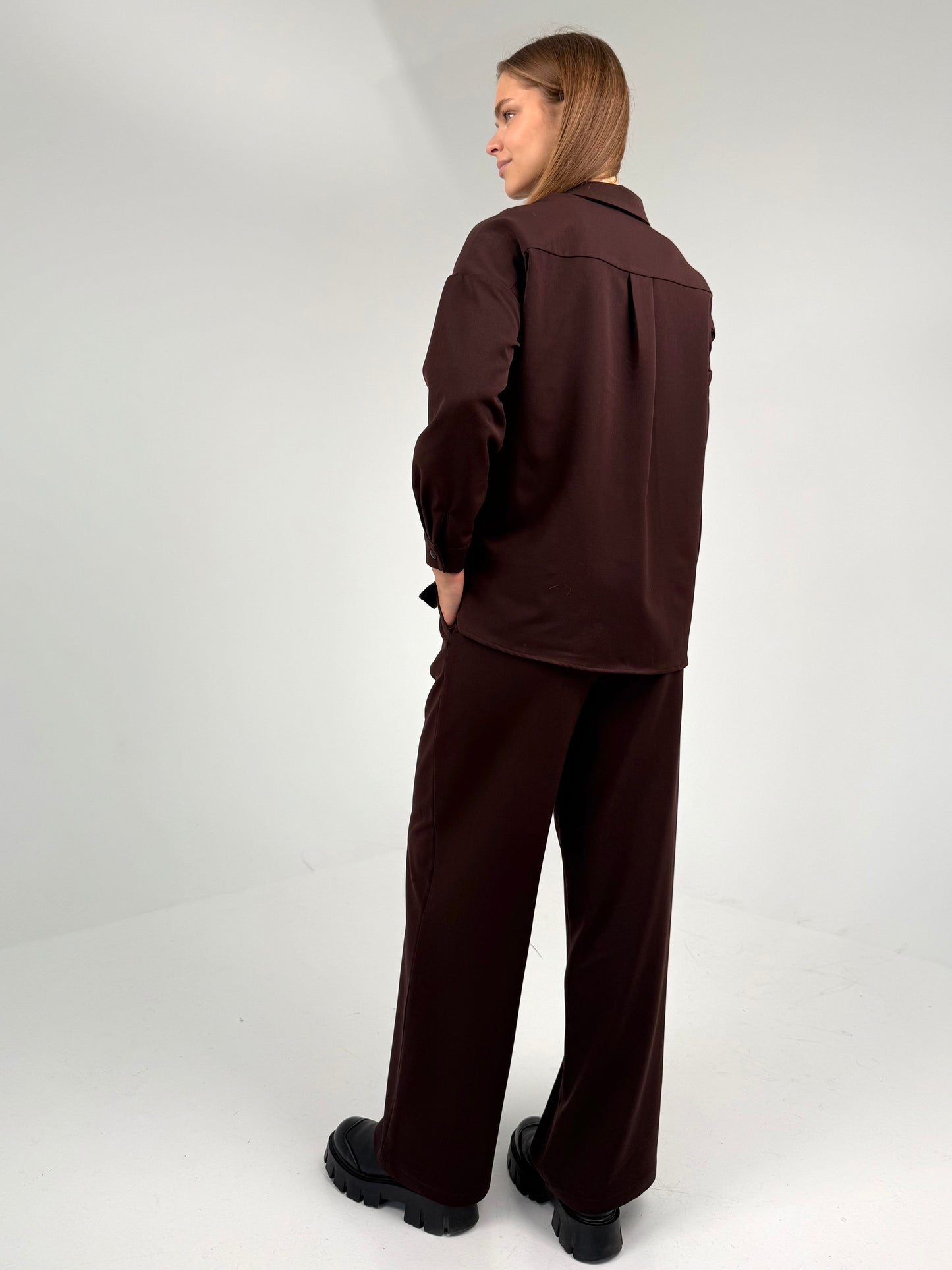 Storesni viskoziniai marškiniai. Šokoladas