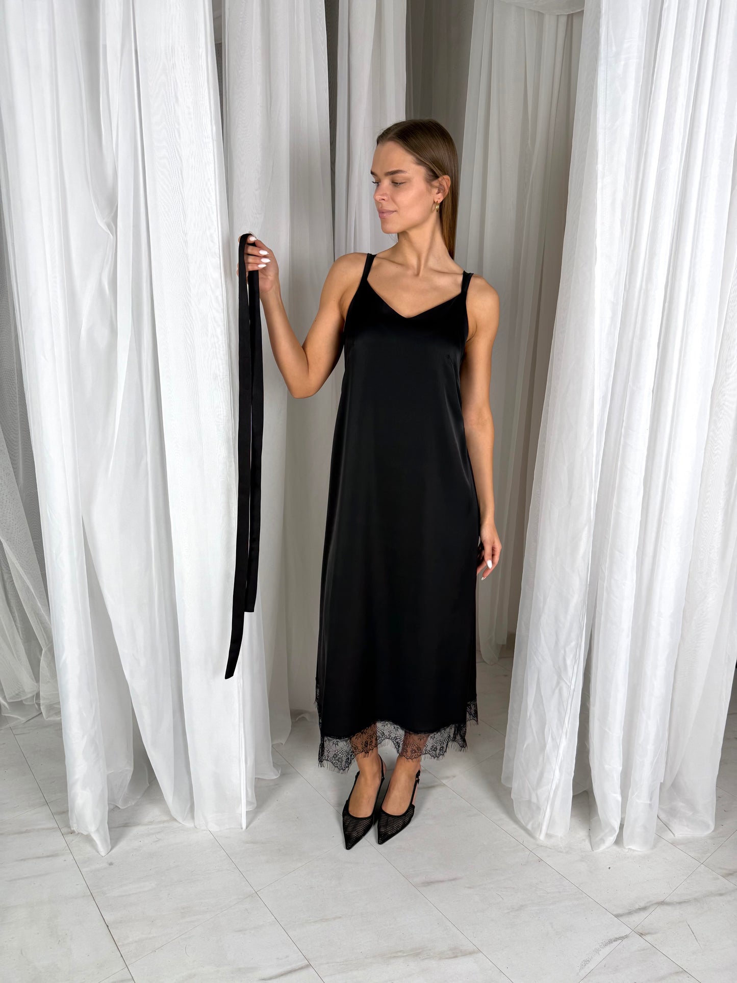 Prabangi SLIP suknelė su gipiūru. Juoda