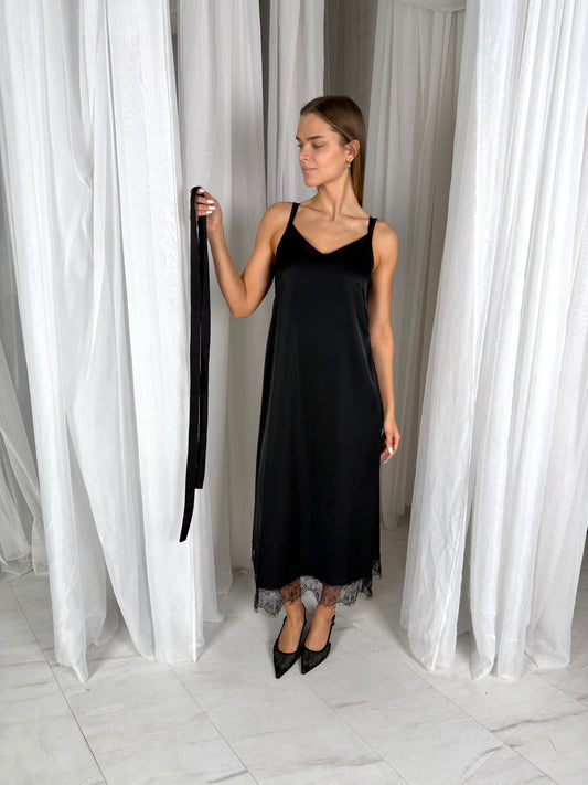 Prabangi SLIP suknelė su gipiūru. Juoda
