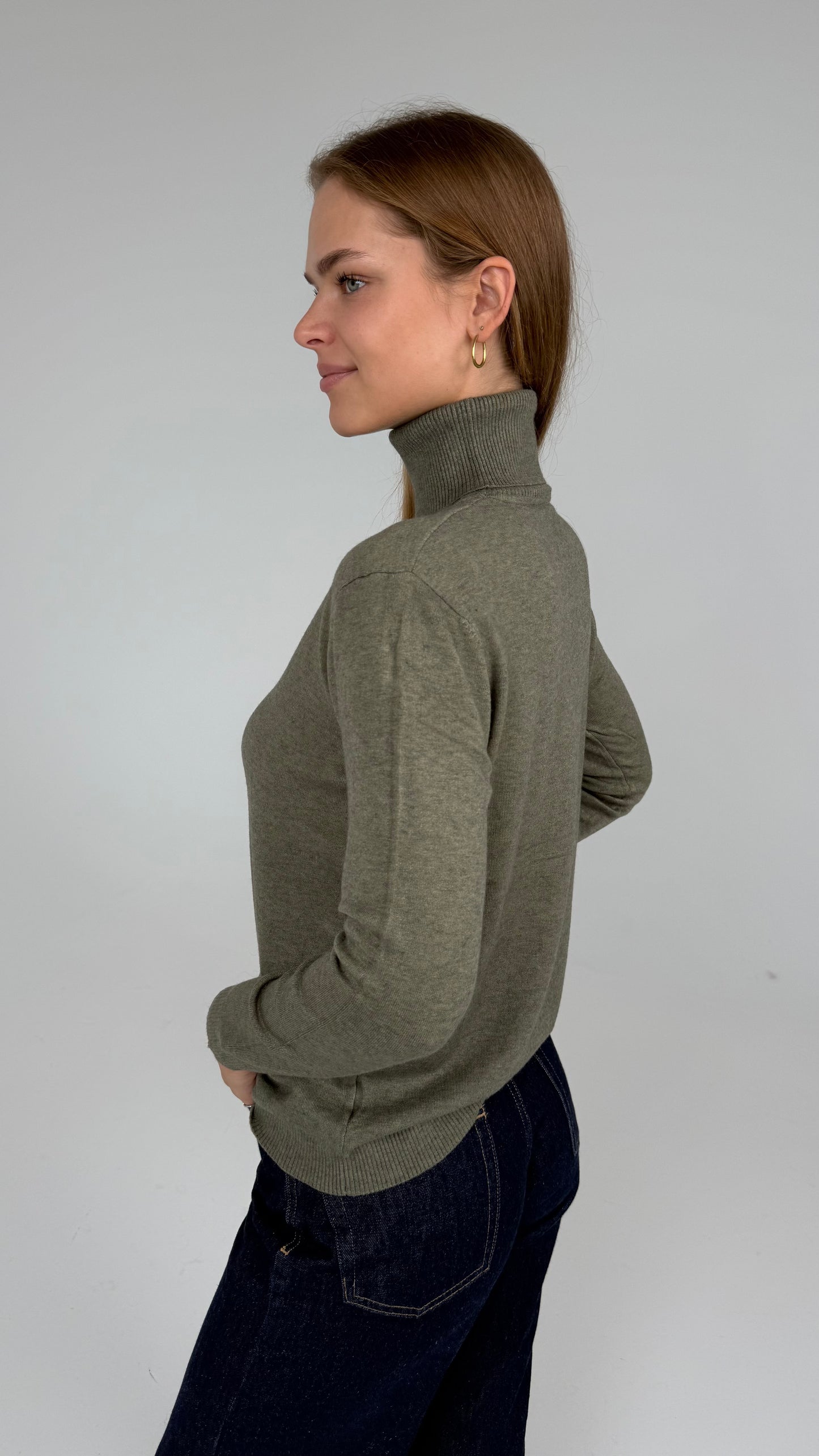 Viskozinis golfas aukštu kaklu. Miško žalia