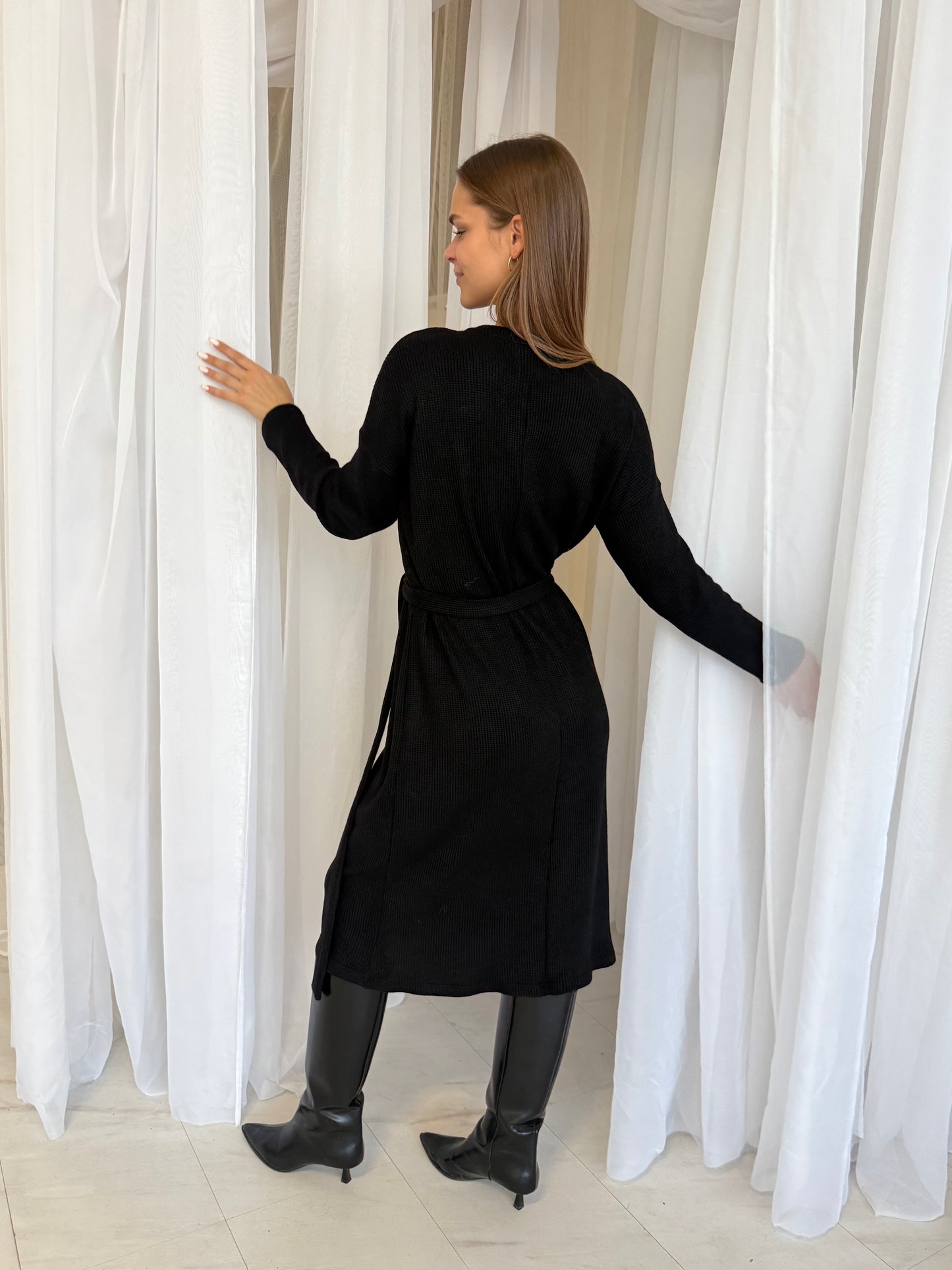 Megzto trikotažo suknelė. Juoda