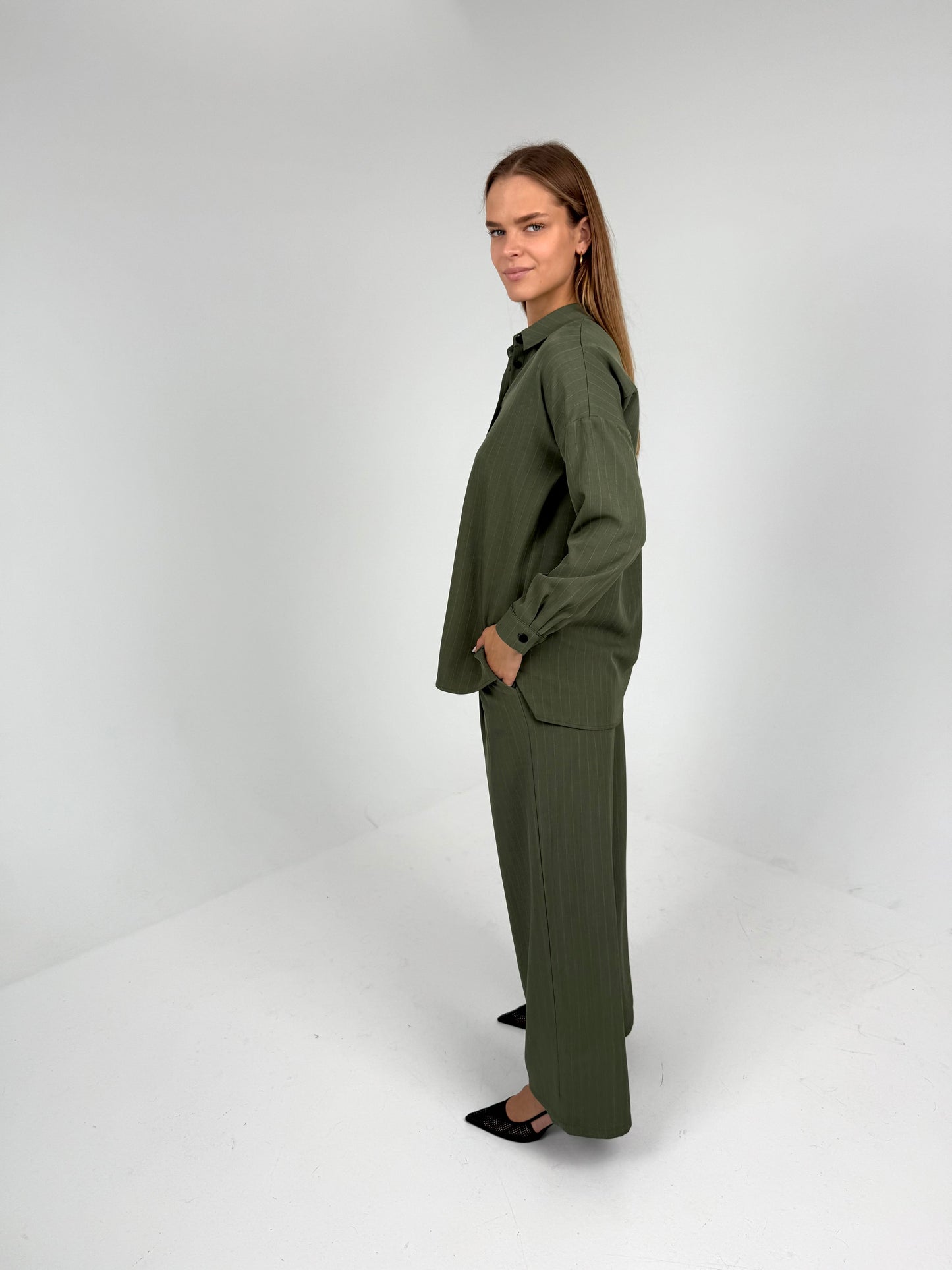 LIGHT marškinių ir kelnių kostiumėlis. Žalia su juostelėmis