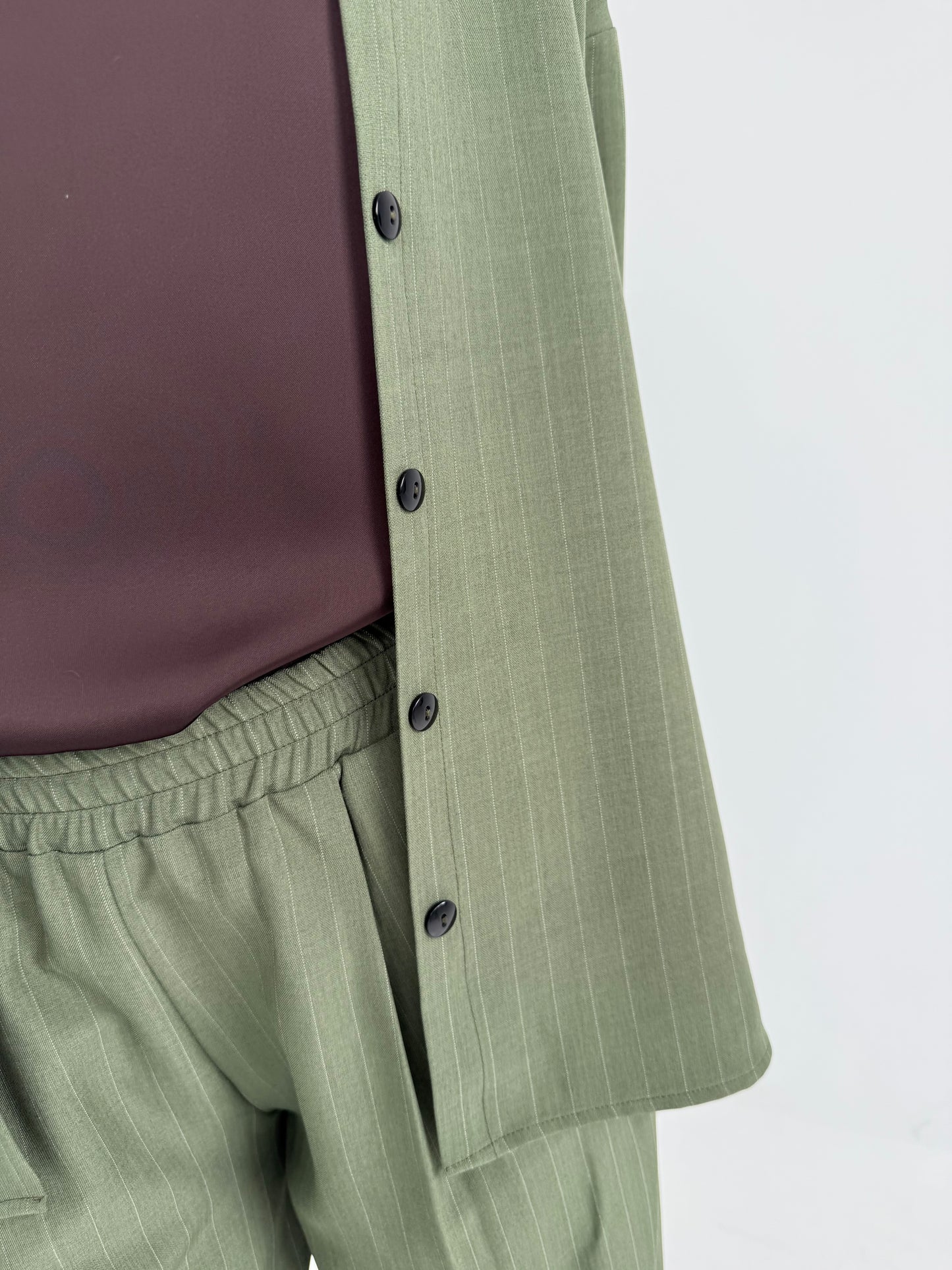 LIGHT marškinių ir kelnių kostiumėlis. Žalia su juostelėmis