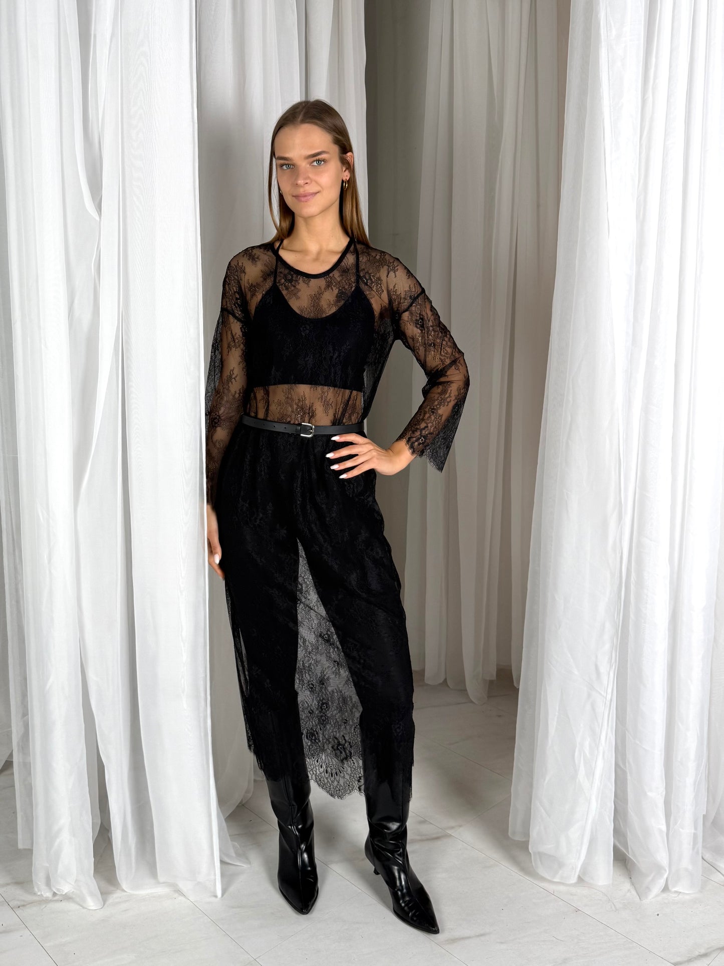 GIPIŪRO suknelė. Juoda