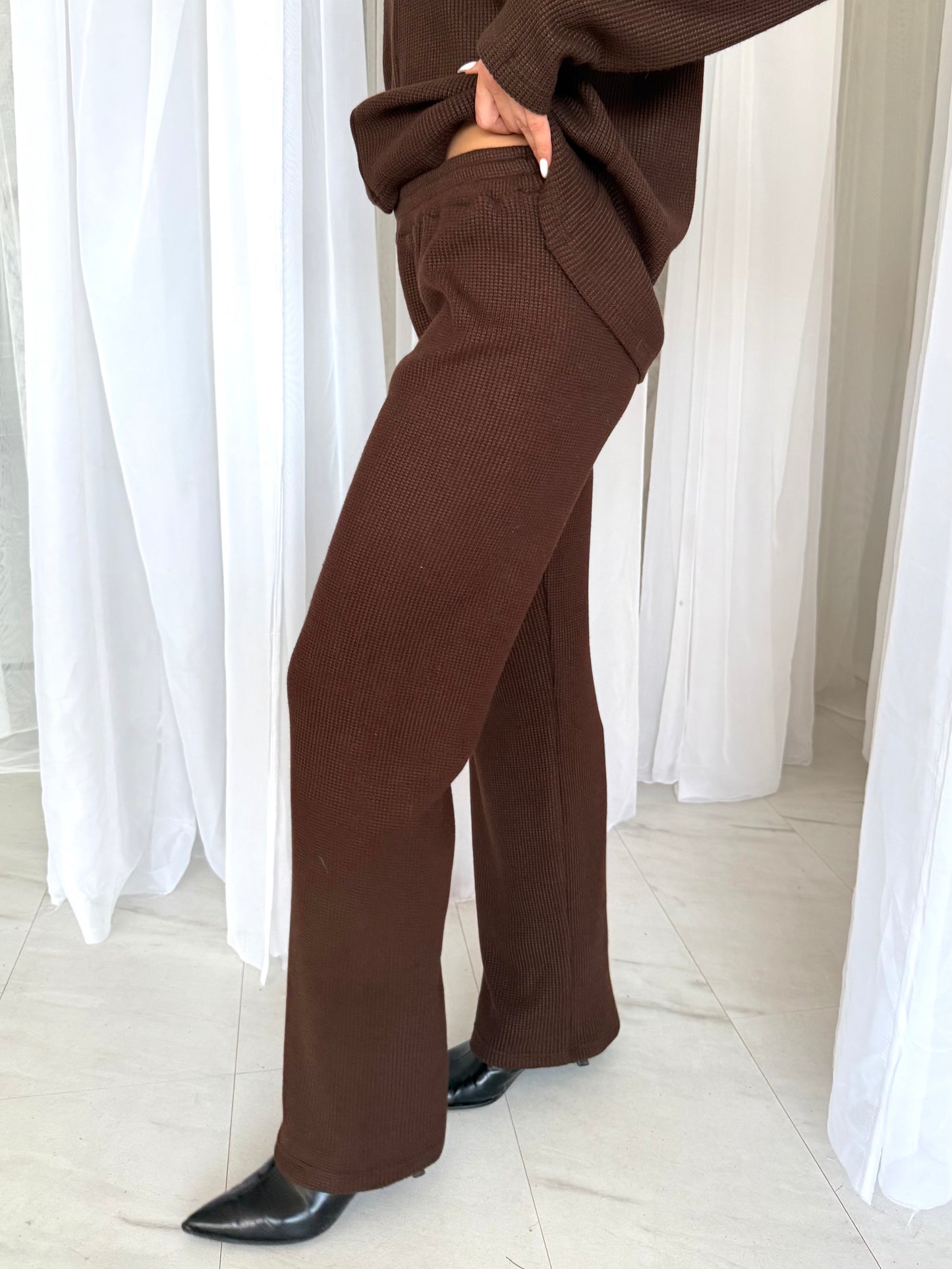 Megzto trikotažo laisvalaikio kostiumėlis. Šokoladas