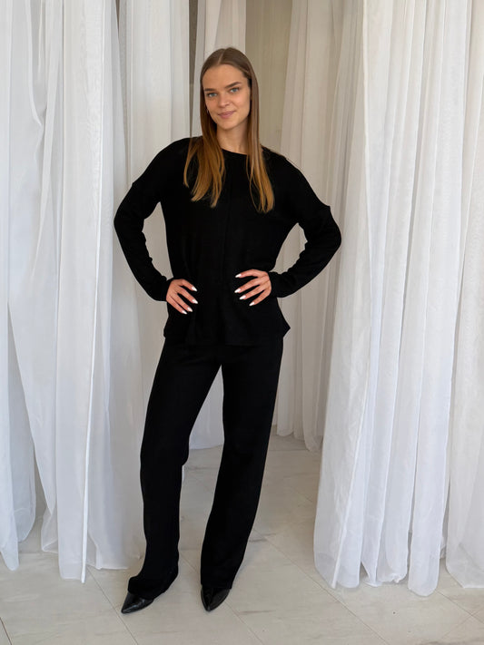 Megzto trikotažo laisvalaikio kostiumėlis. Juodas
