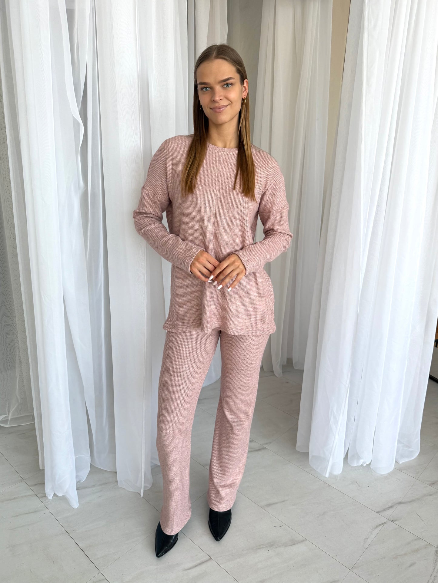 Megzto trikotažo laisvalaikio kostiumėlis. Rausvas