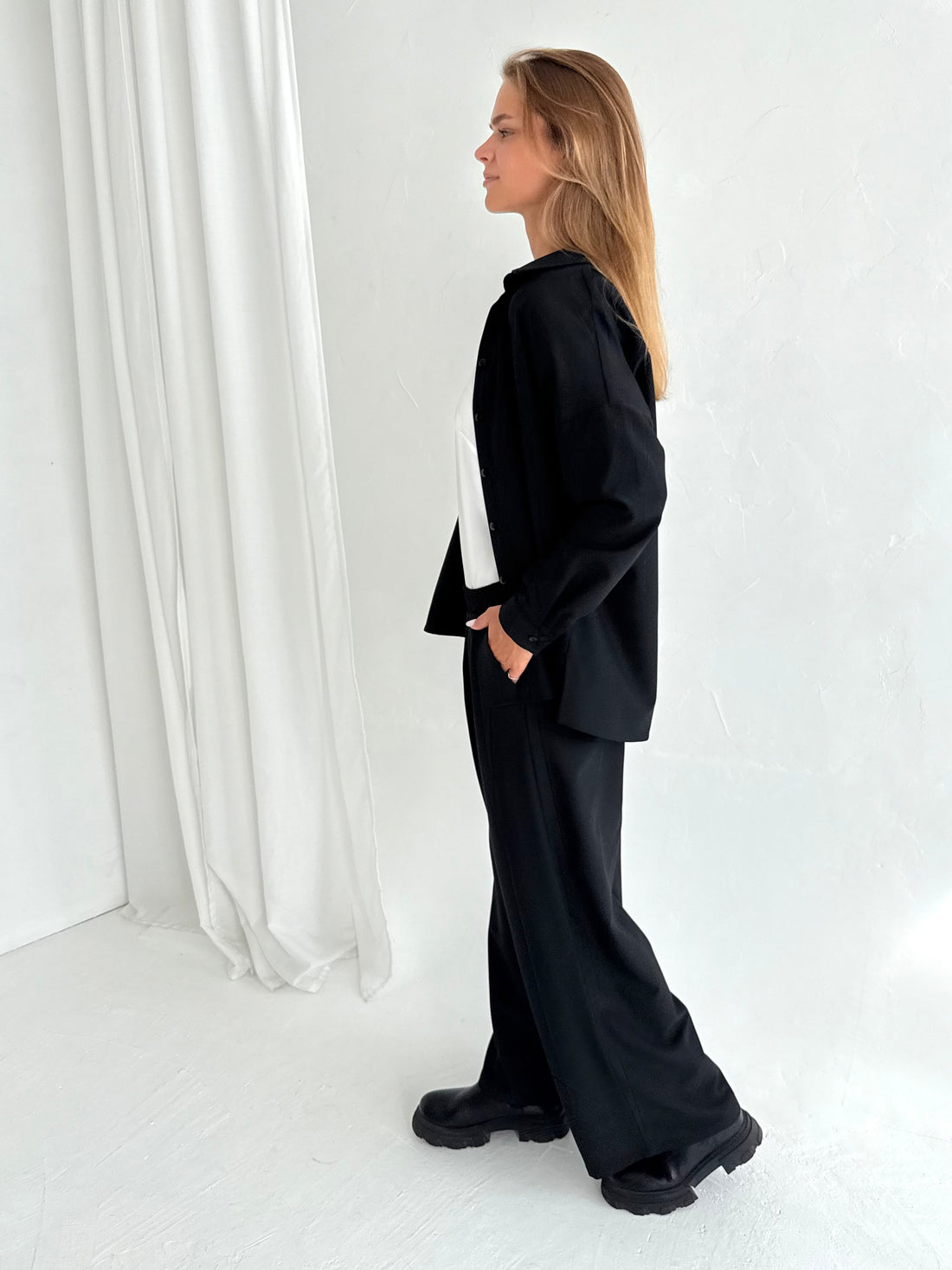 STORESNIS KOSTIUMĖLIS "LIGHT" JUODAS