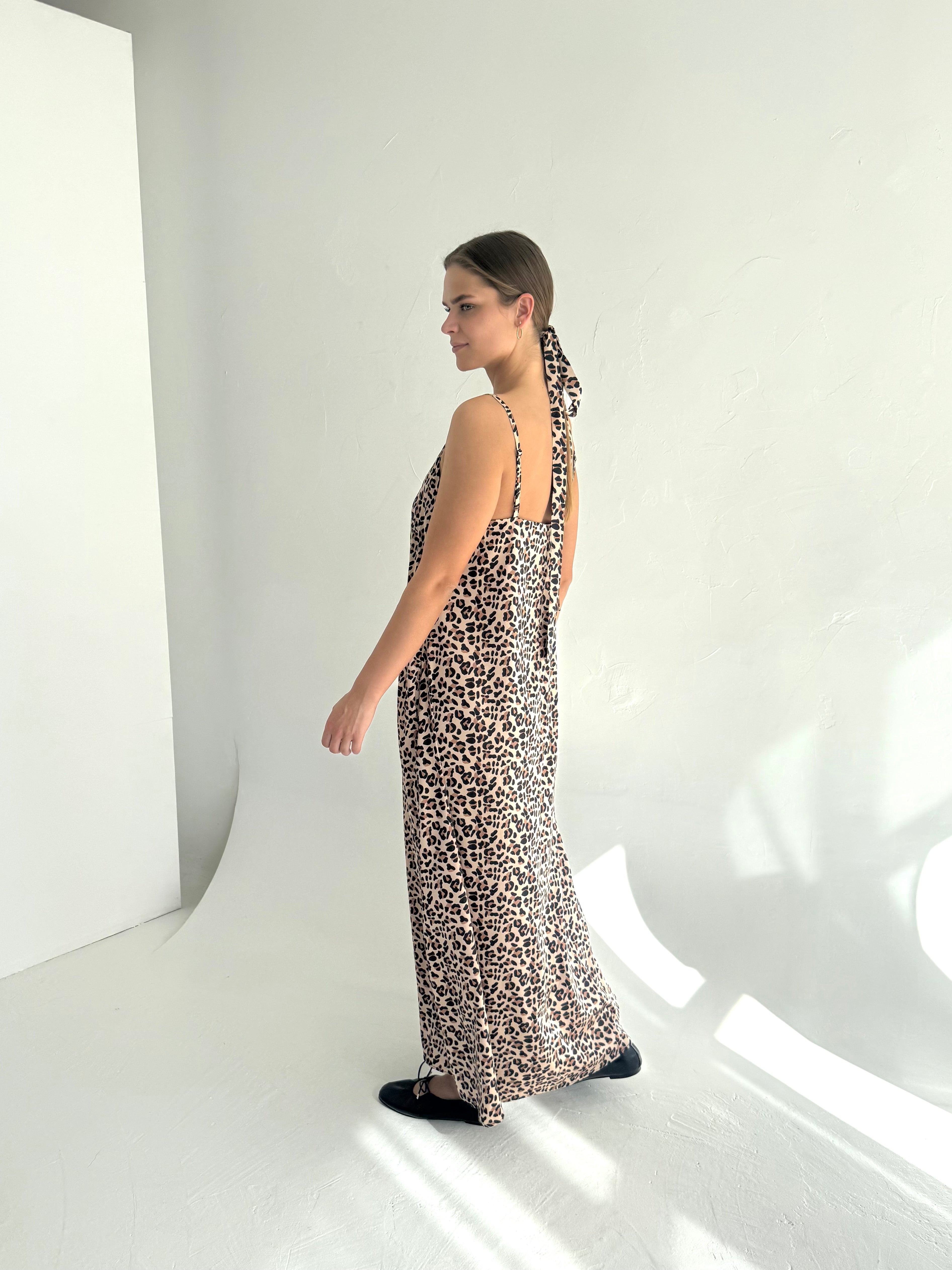 TIESI ILGA SUKNELĖ ANT PETNEŠĖLIŲ. LEOPARDAS