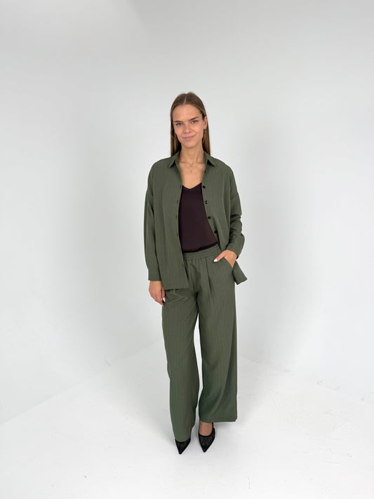 LIGHT marškinių ir kelnių kostiumėlis. Žalia su juostelėmis