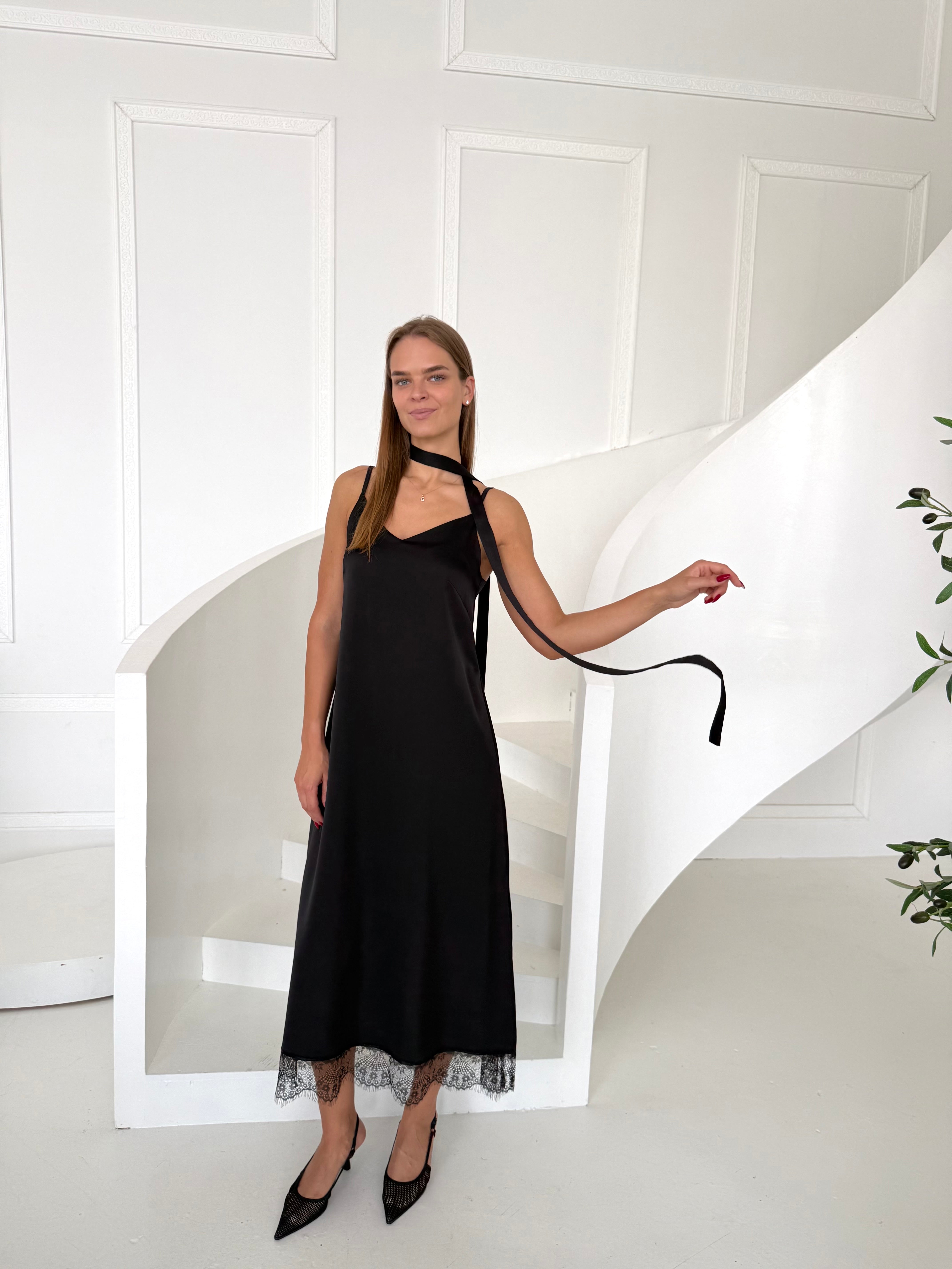PRABANGI SUKNELĖ "SLIP NEW" SU GIPIŪRU JUODA