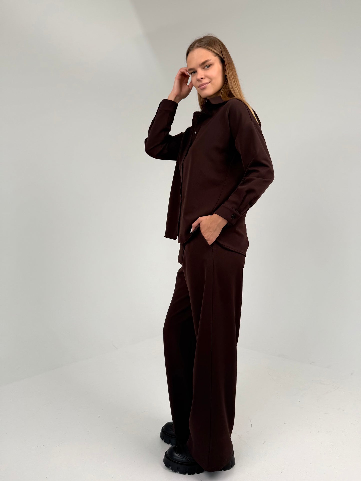 Storesnės MEGA laisvo kritimo kelnės. Šokoladas