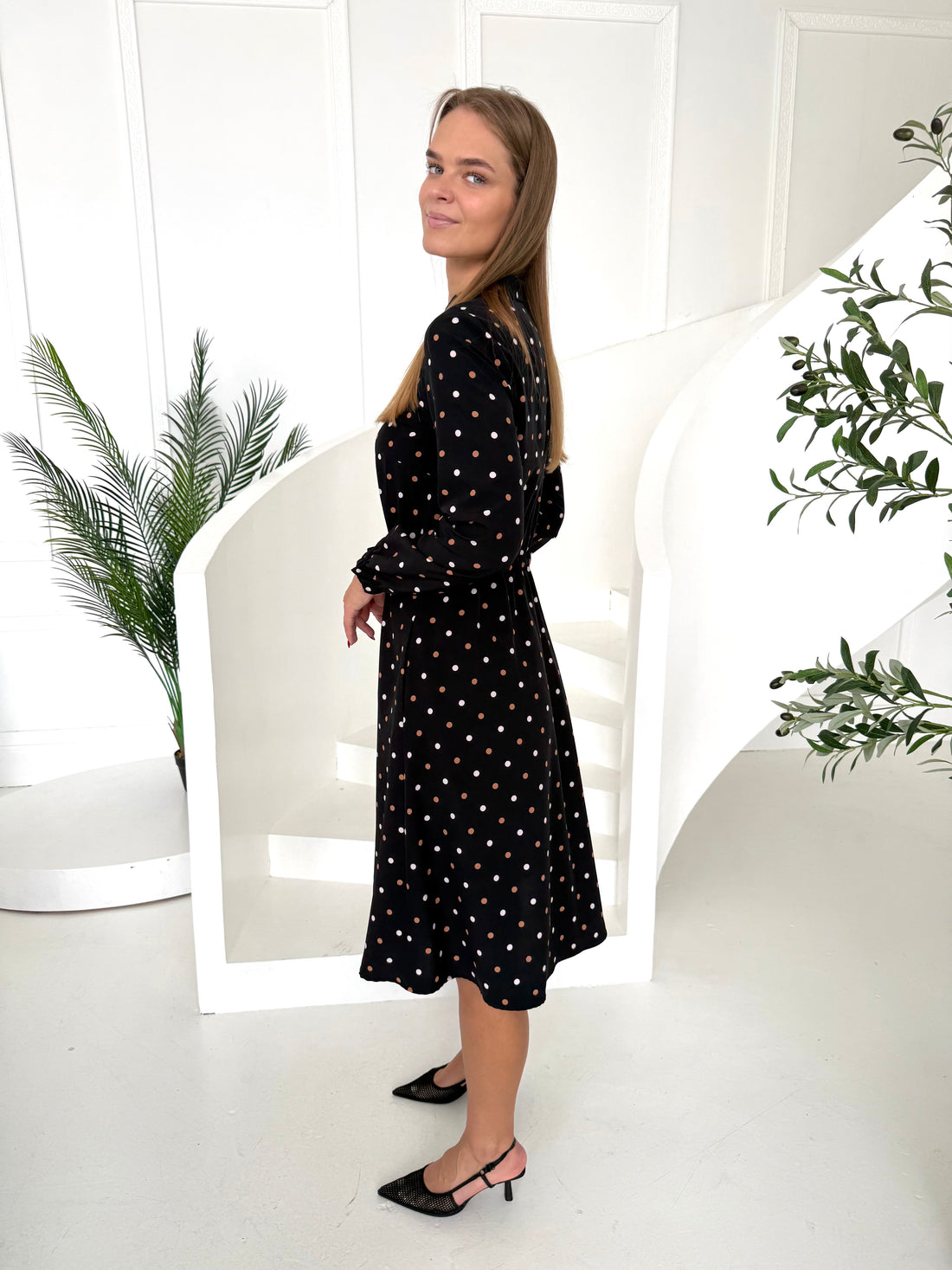 SUKNELĖ "CLASSIC" JUODA SU BURBULIUKAIS