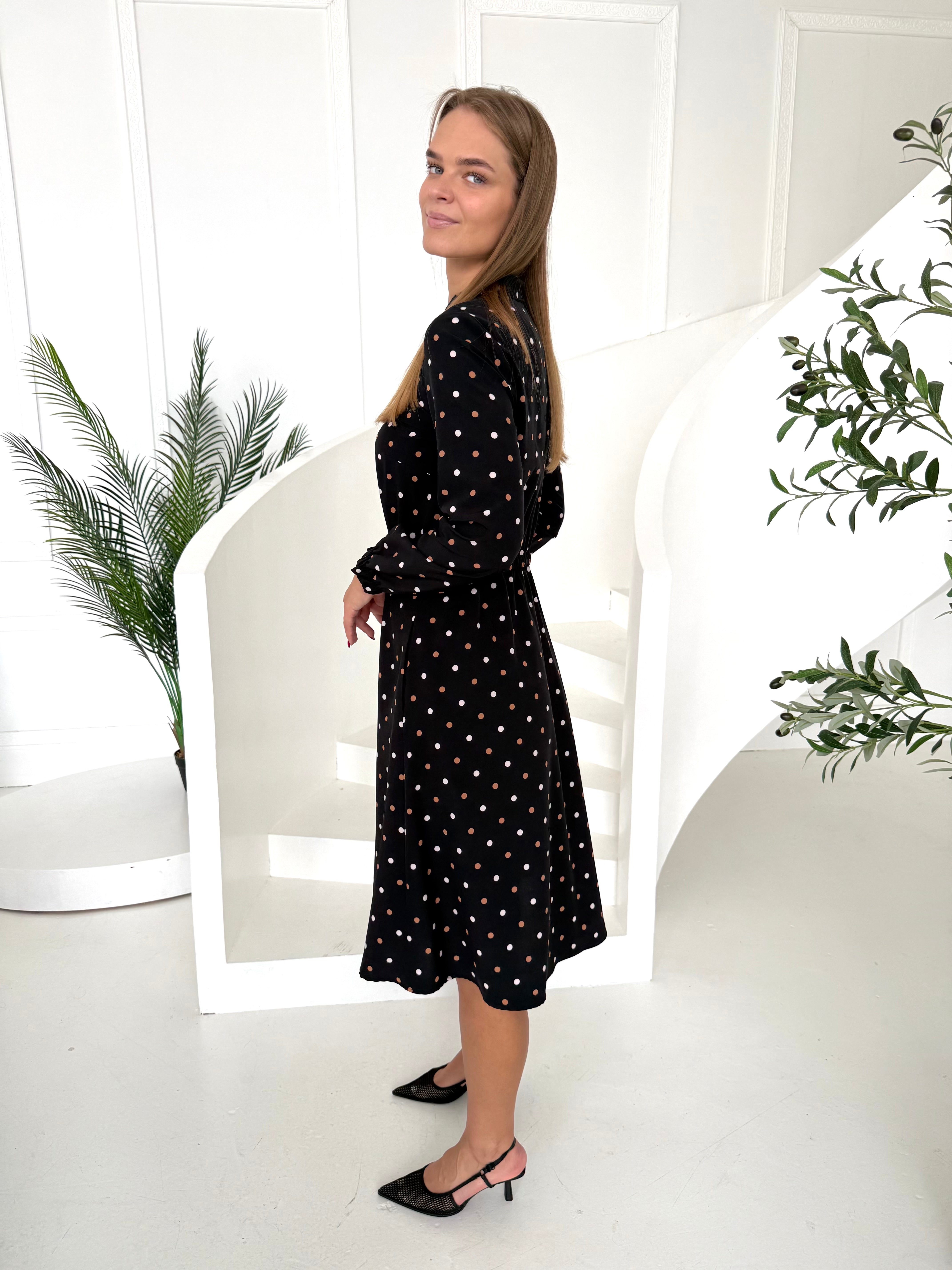 SUKNELĖ "CLASSIC" JUODA SU BURBULIUKAIS