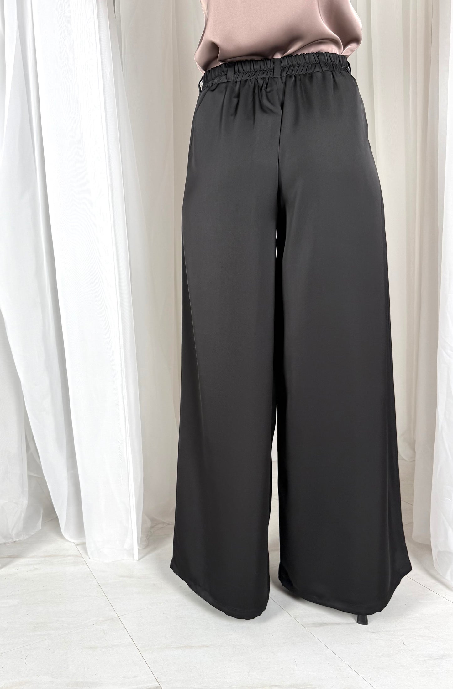 Prabangios satino laisvo kritimo kelnės. MEGA Juodos