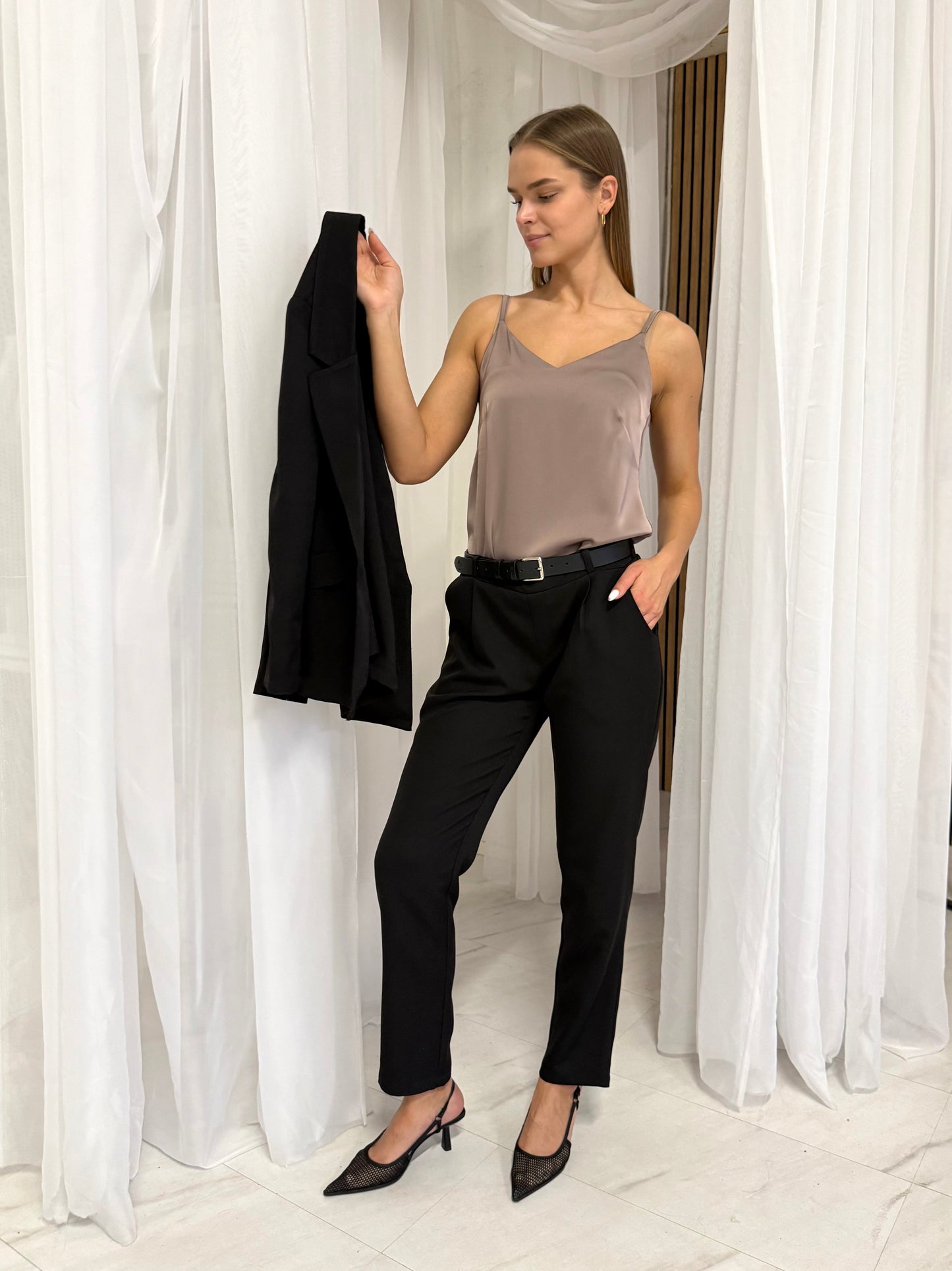 Klasikinės siaurėjančios MEGA kelnės. Juodos