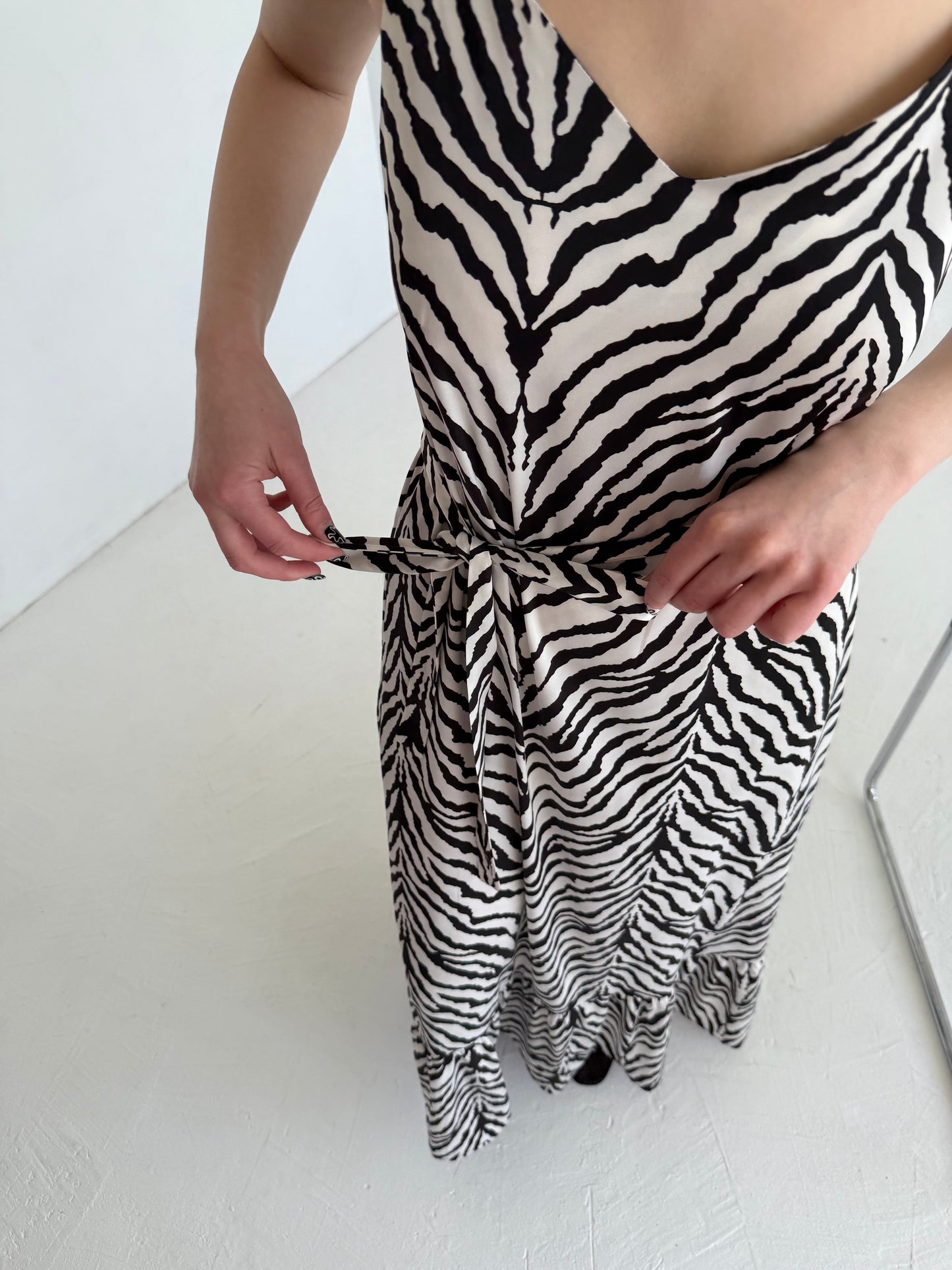 SU VOLANU ilga suknelė ant petnešėlių. Zebras