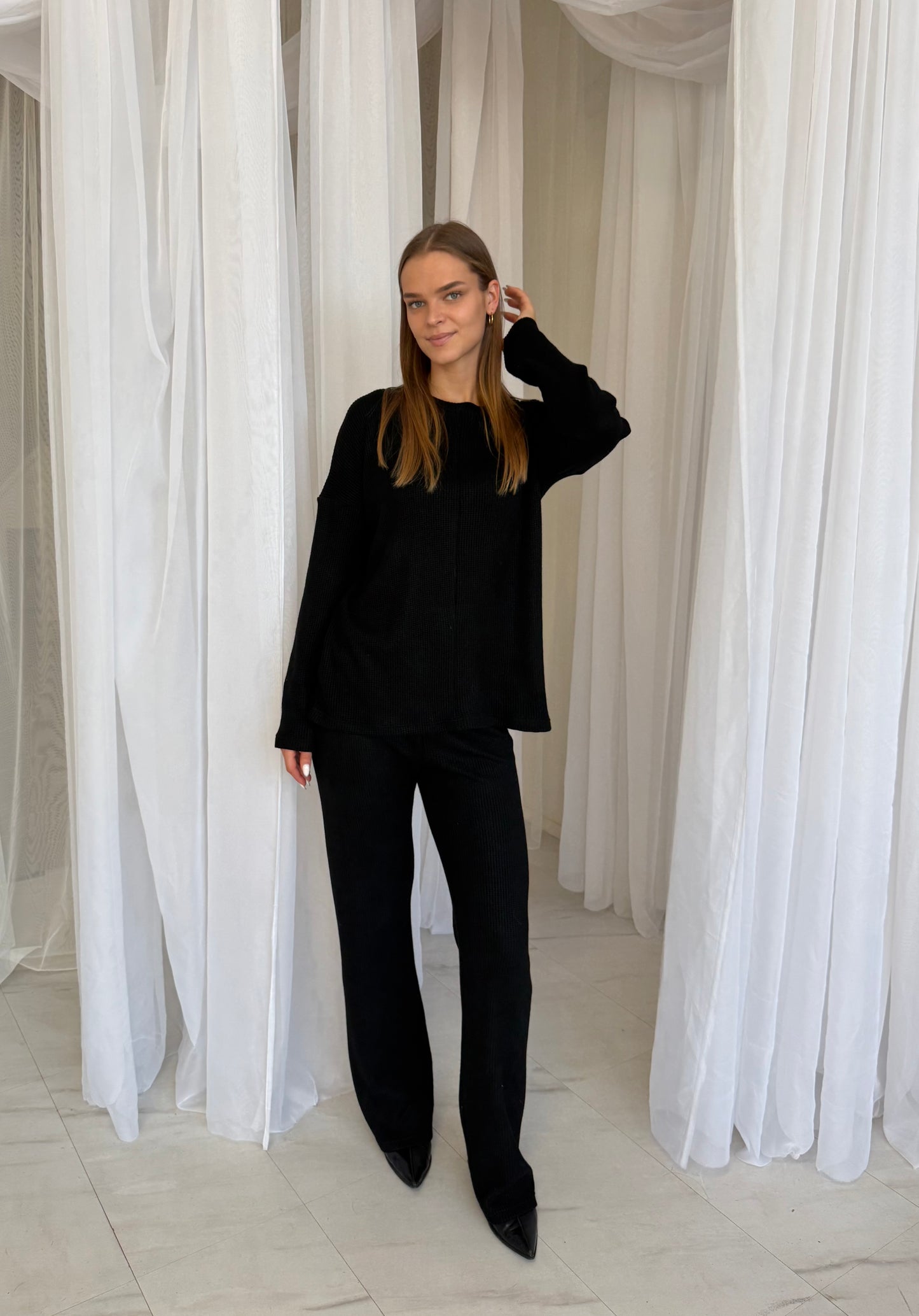 Megzto trikotažo laisvalaikio kostiumėlis. Juodas