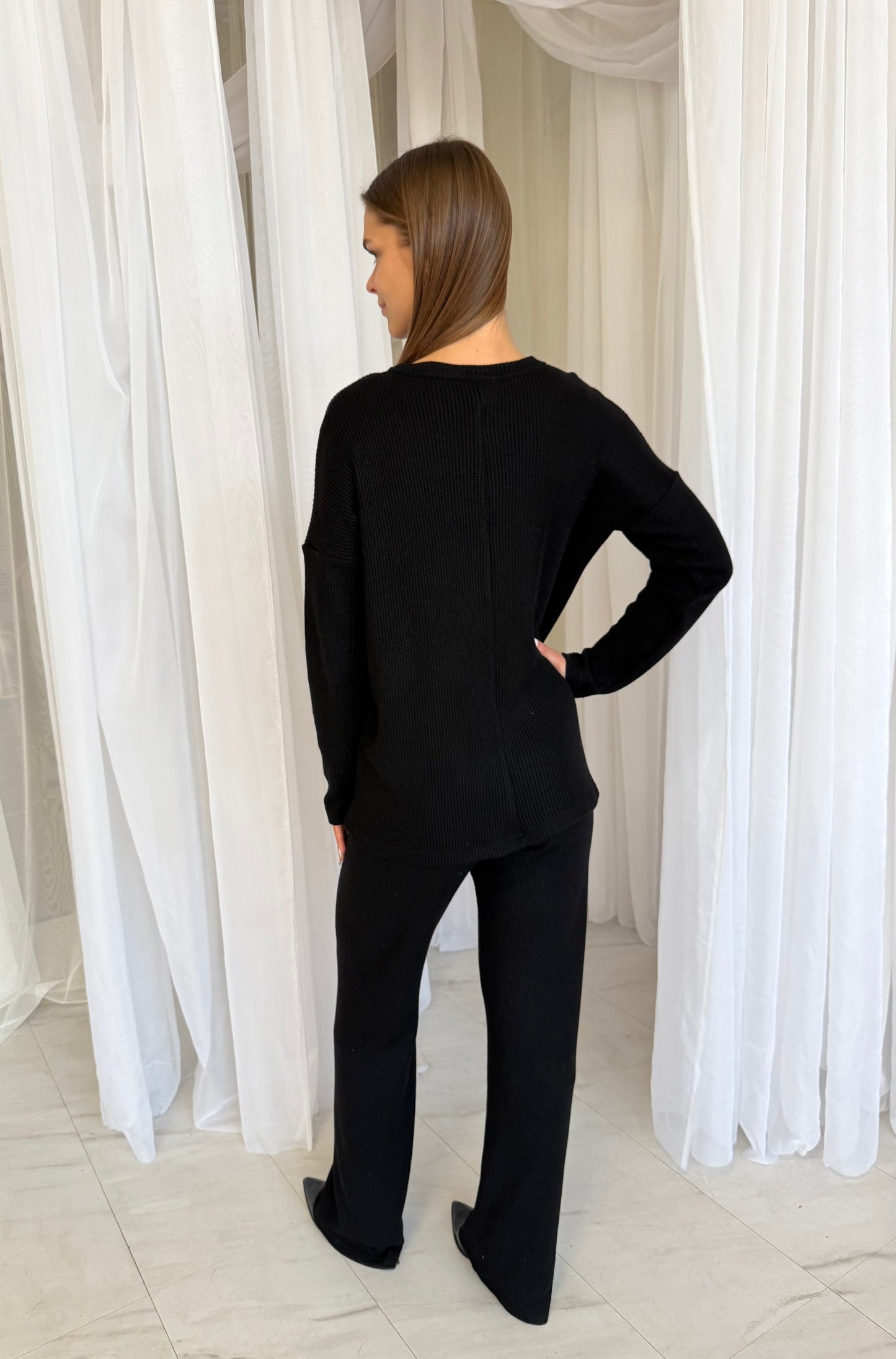 Megzto trikotažo laisvalaikio kostiumėlis. Juodas