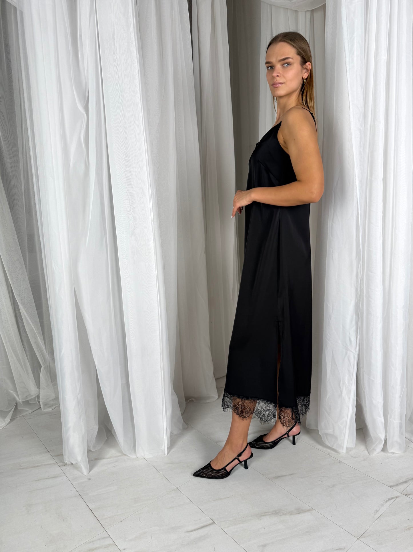 Prabangi SLIP suknelė su gipiūru. Juoda