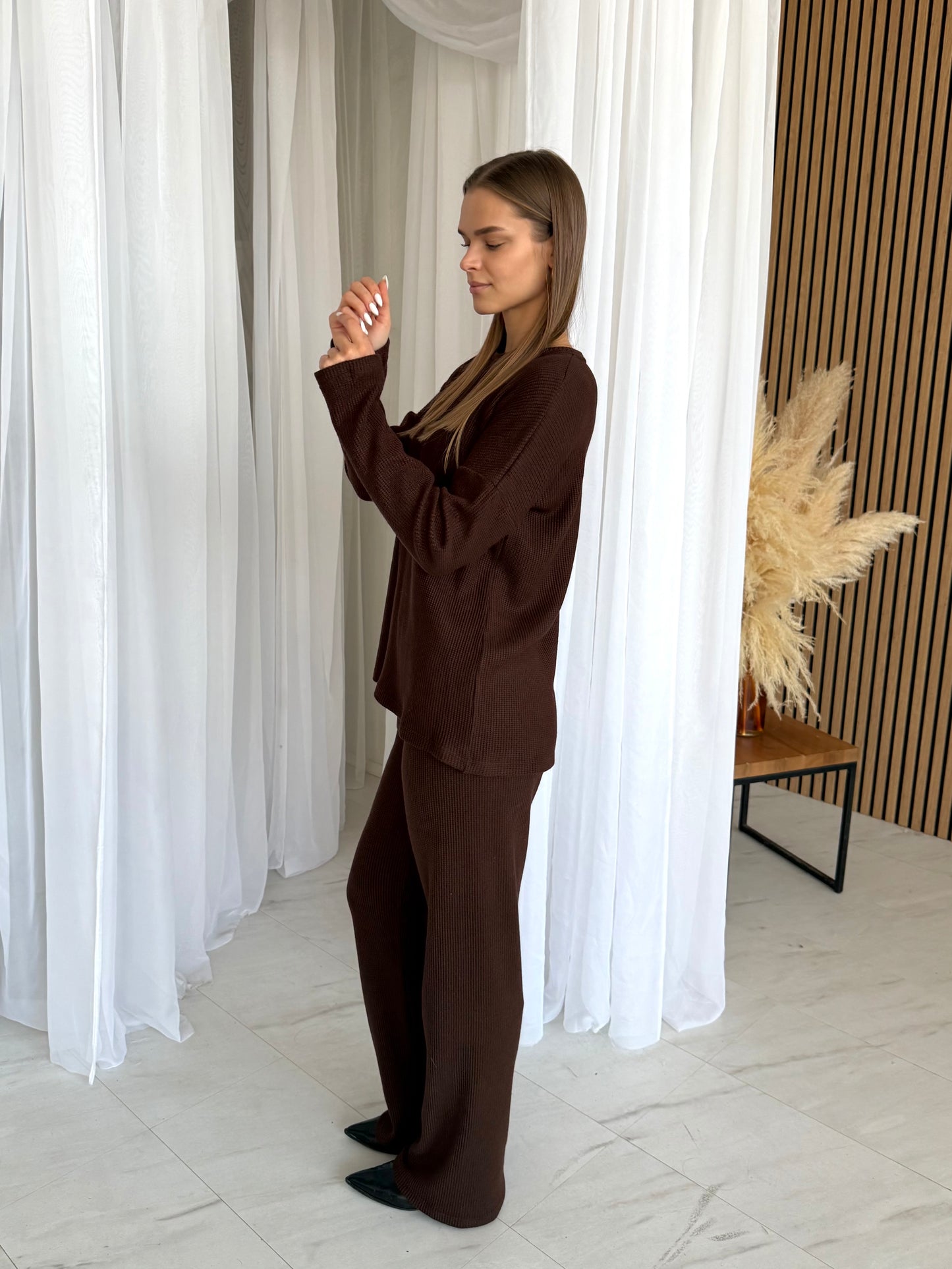 Megzto trikotažo laisvalaikio kostiumėlis. Šokoladas