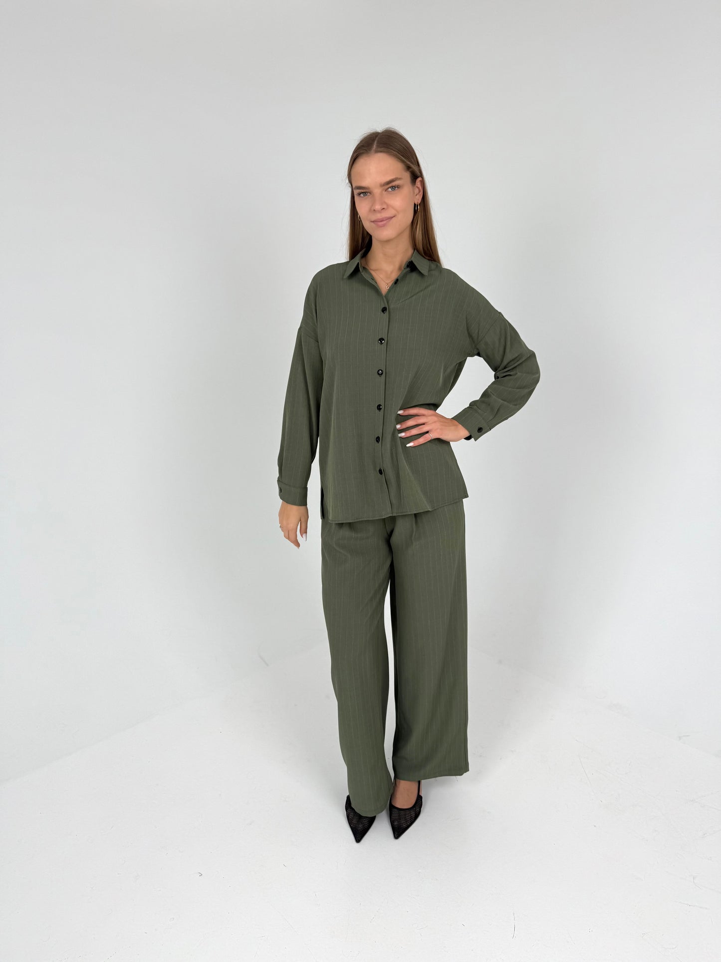 LIGHT marškinių ir kelnių kostiumėlis. Žalia su juostelėmis