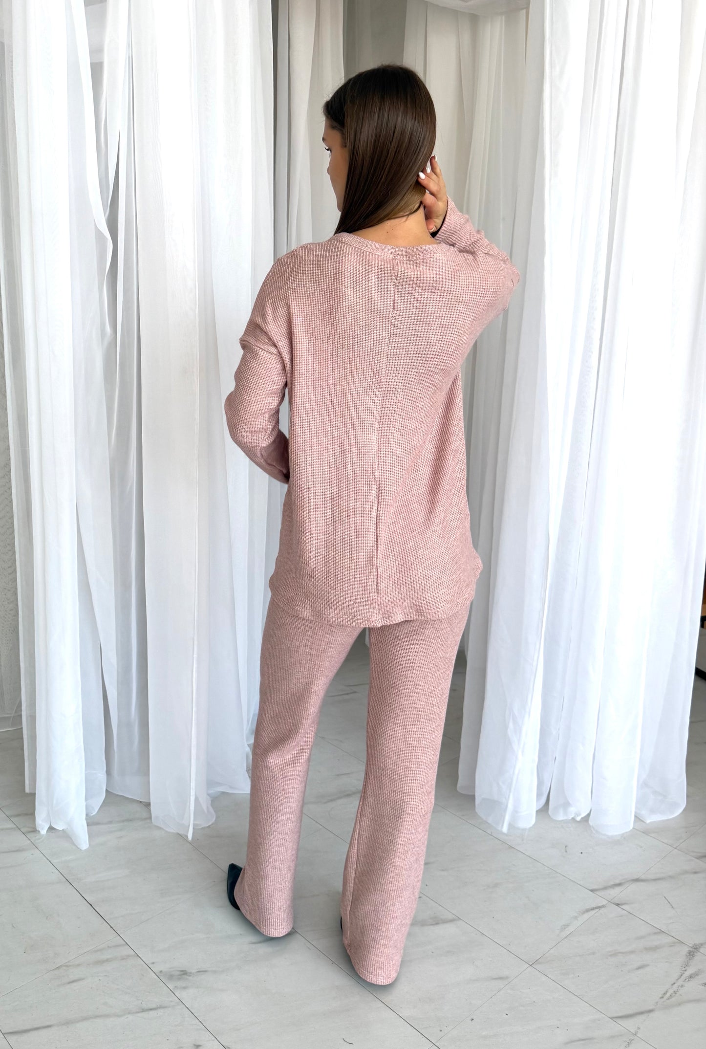 Megzto trikotažo laisvalaikio kostiumėlis. Rausvas