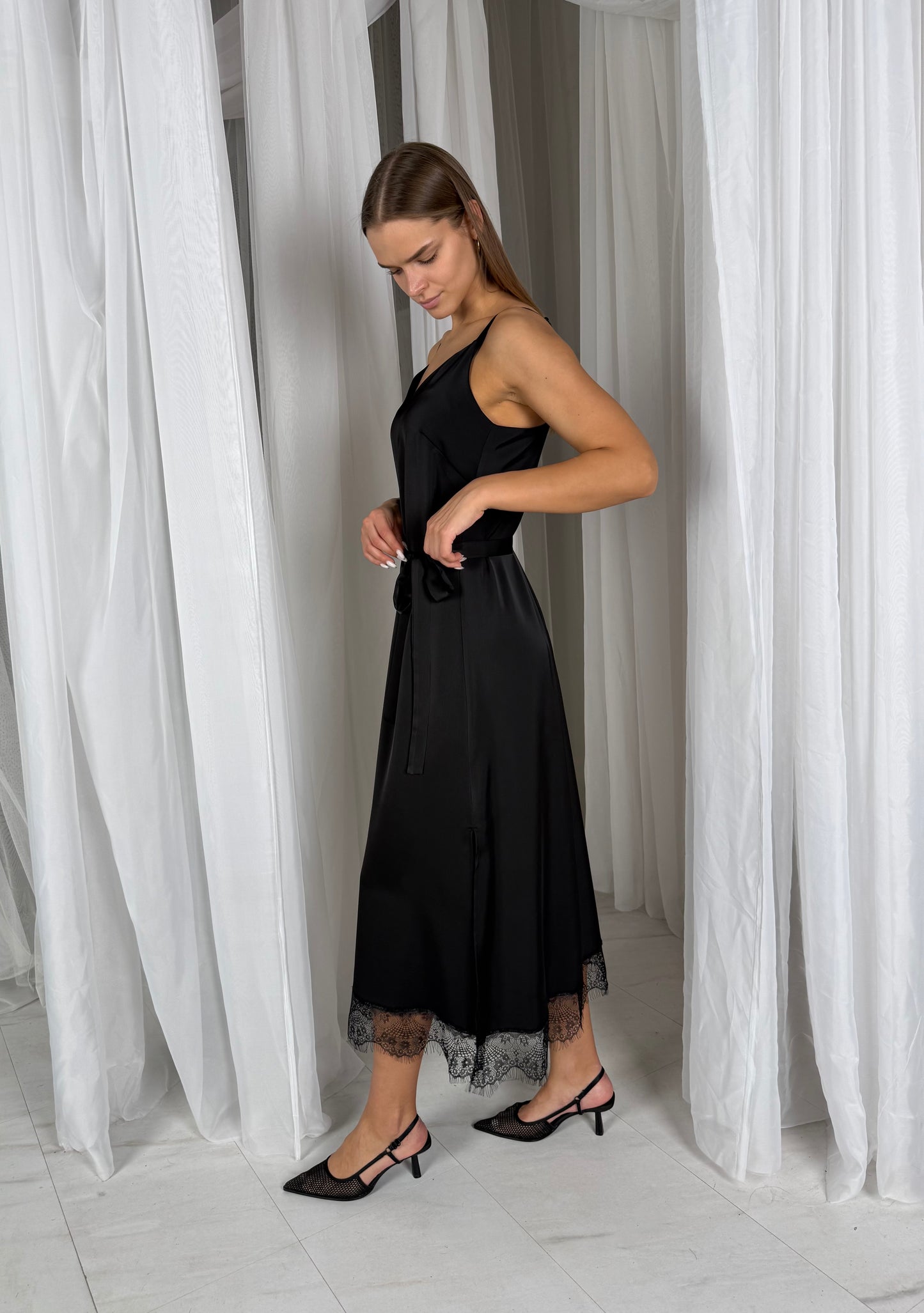 Prabangi SLIP suknelė su gipiūru. Juoda