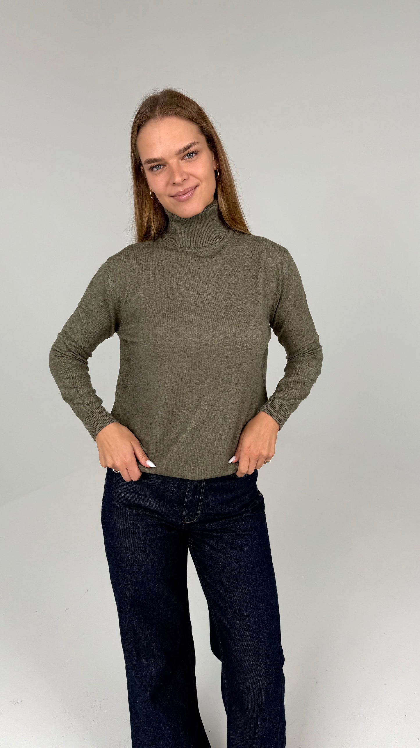 Viskozinis golfas aukštu kaklu. Miško žalia