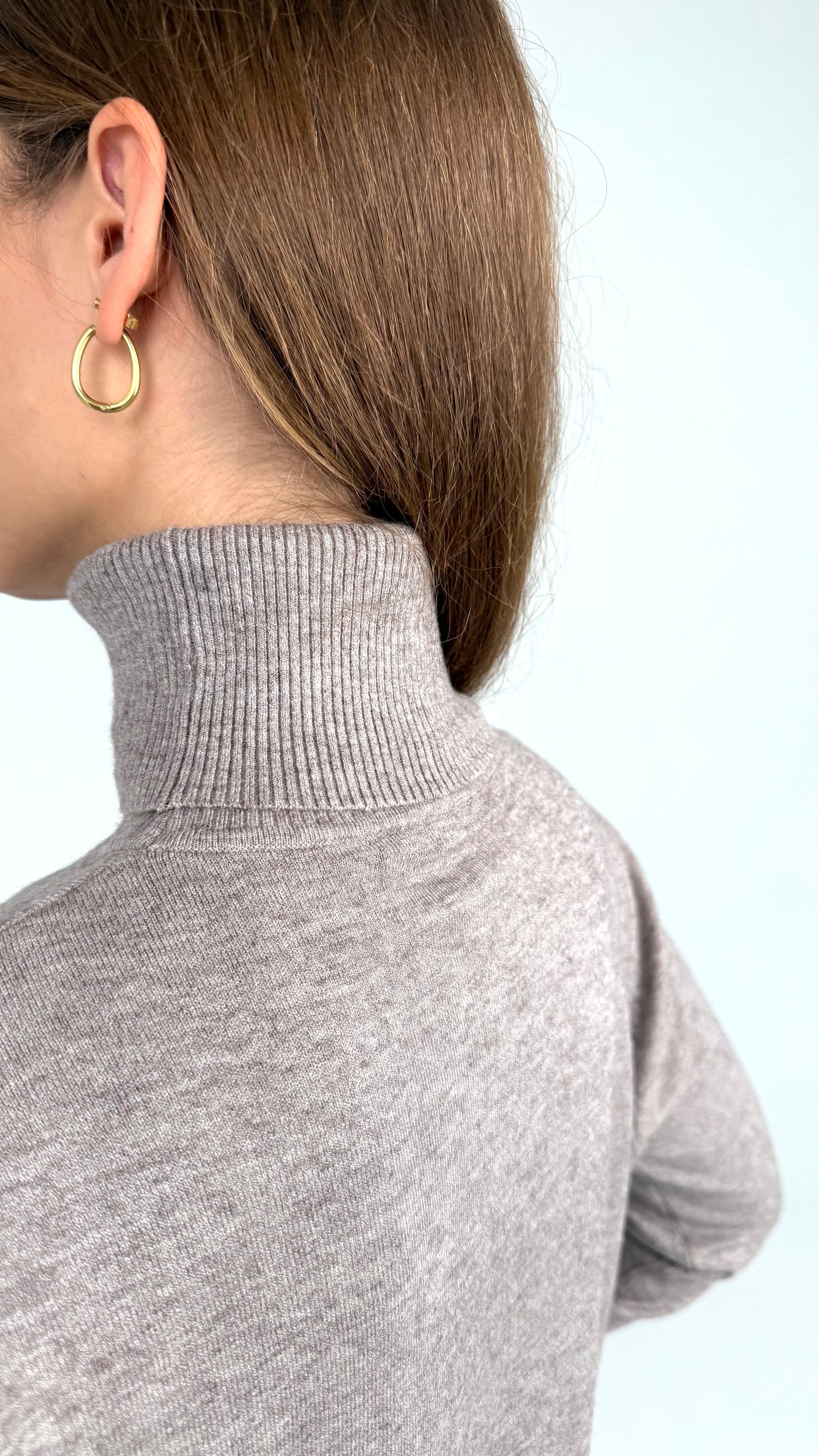 Viskozinis golfas aukštu kaklu. Rusvas