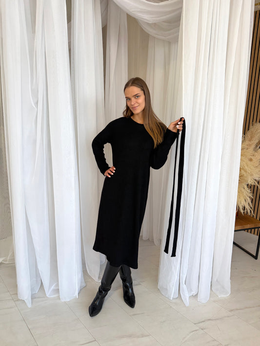 Megzto trikotažo suknelė. Juoda