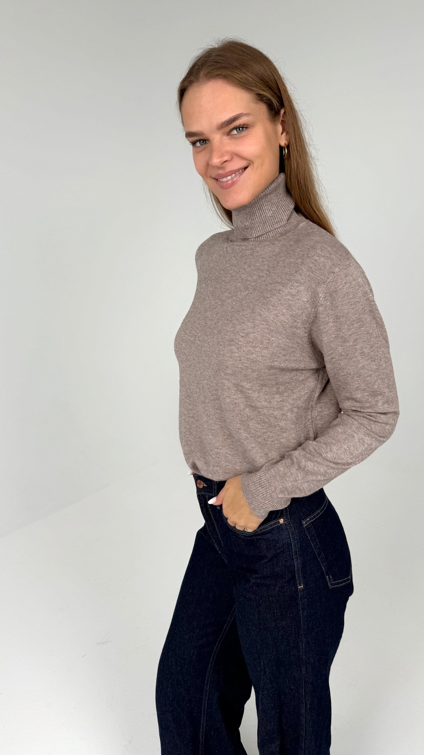 Viskozinis golfas aukštu kaklu. Rusvas