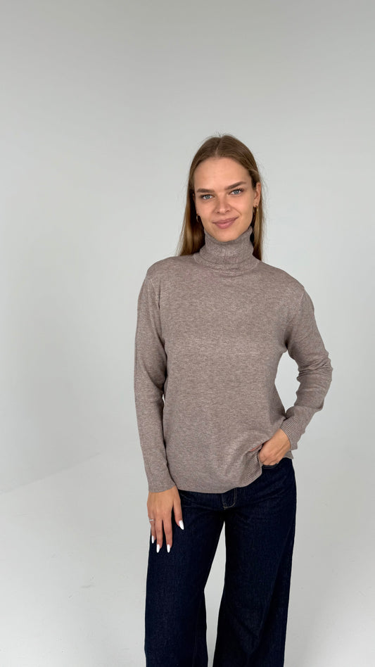 Viskozinis golfas aukštu kaklu. Rusvas