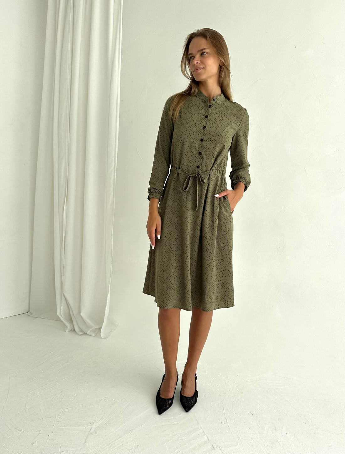 SUKNELĖ "CLASSIC" ŽALIA SU JUODAIS BURBULIUKAIS