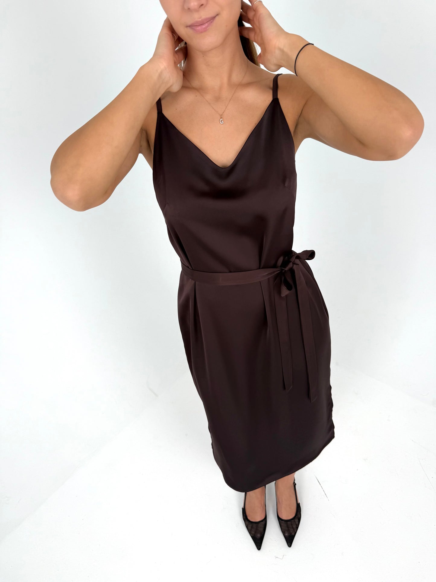 SLIP suknelė ant petnešėlių. Šokoladas