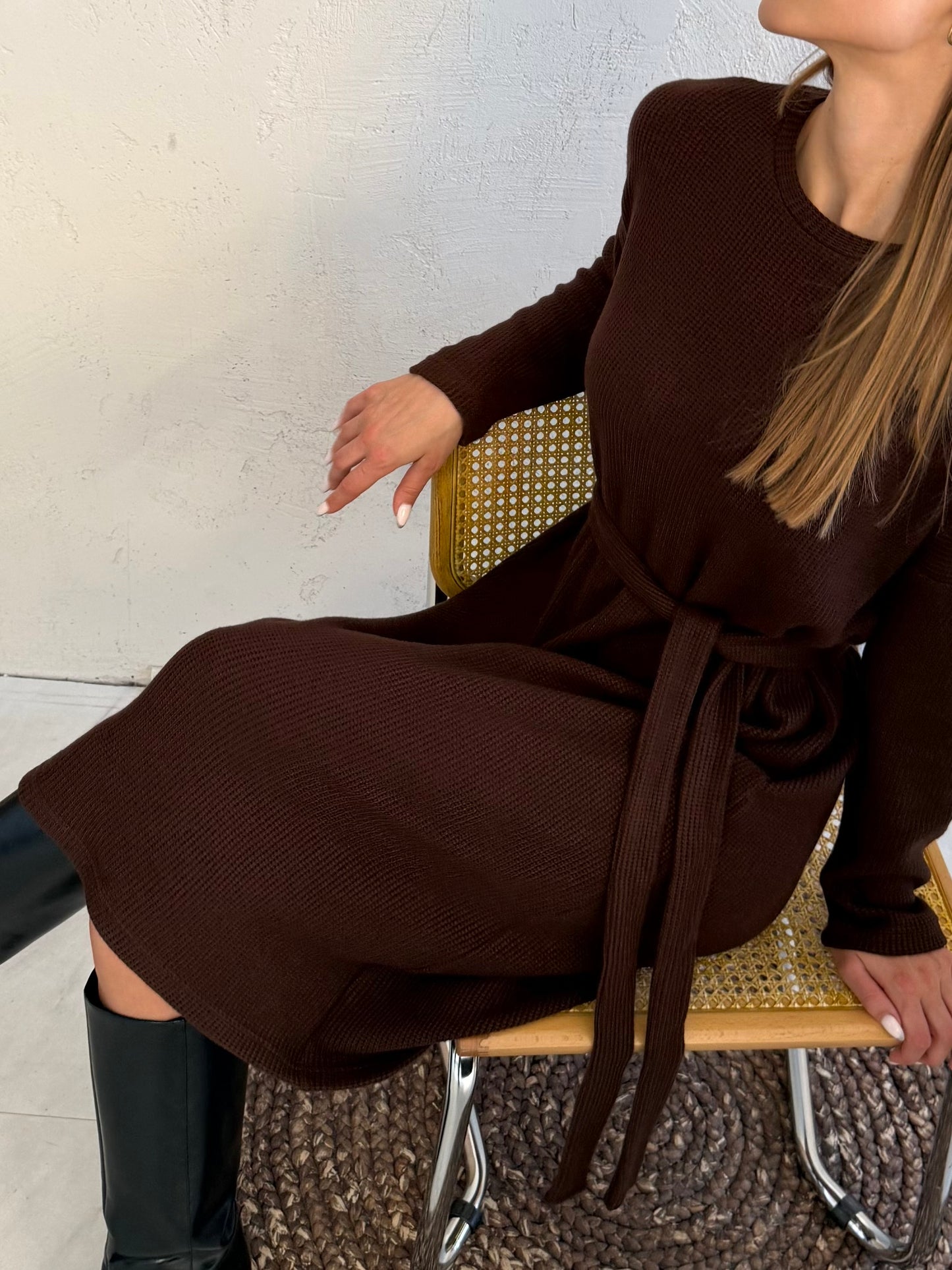 Megzto trikotažo suknelė. Šokoladas