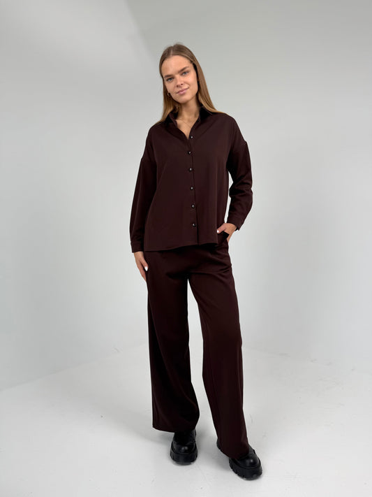 Storesnis LIGHT marškinių ir kelnių kostiumėlis. Šokoladas