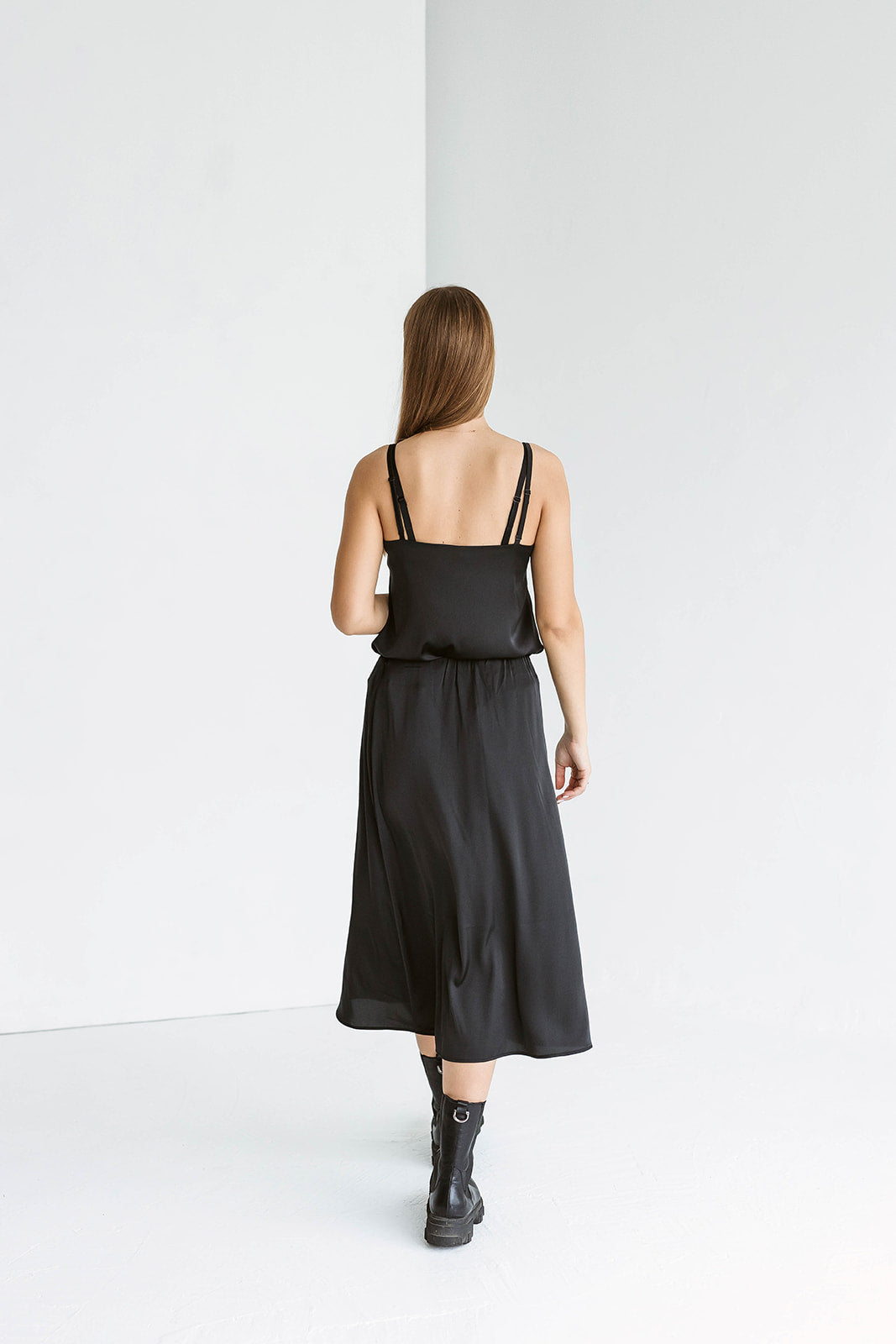 Lengvas varpelio formos sijonas. Juodas